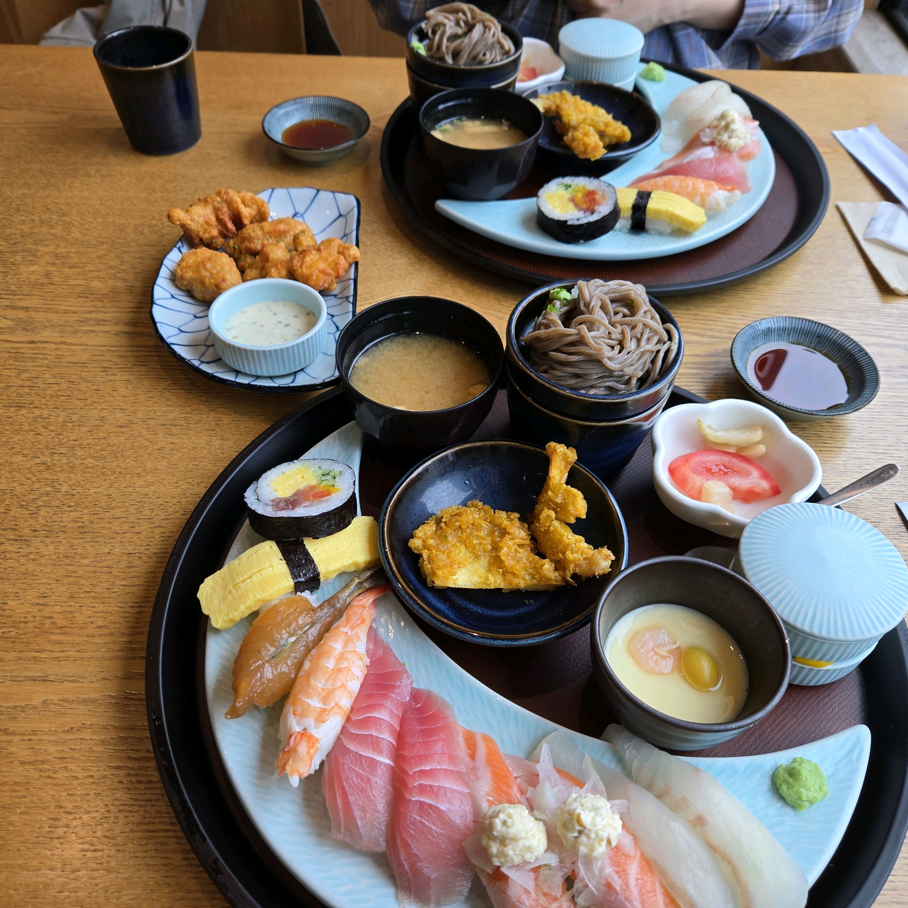 점심특선 a와 b 매장에서 식사했는데 맛있고 배불리 먹었어요. 배달로 많이 먹는데 매장에서