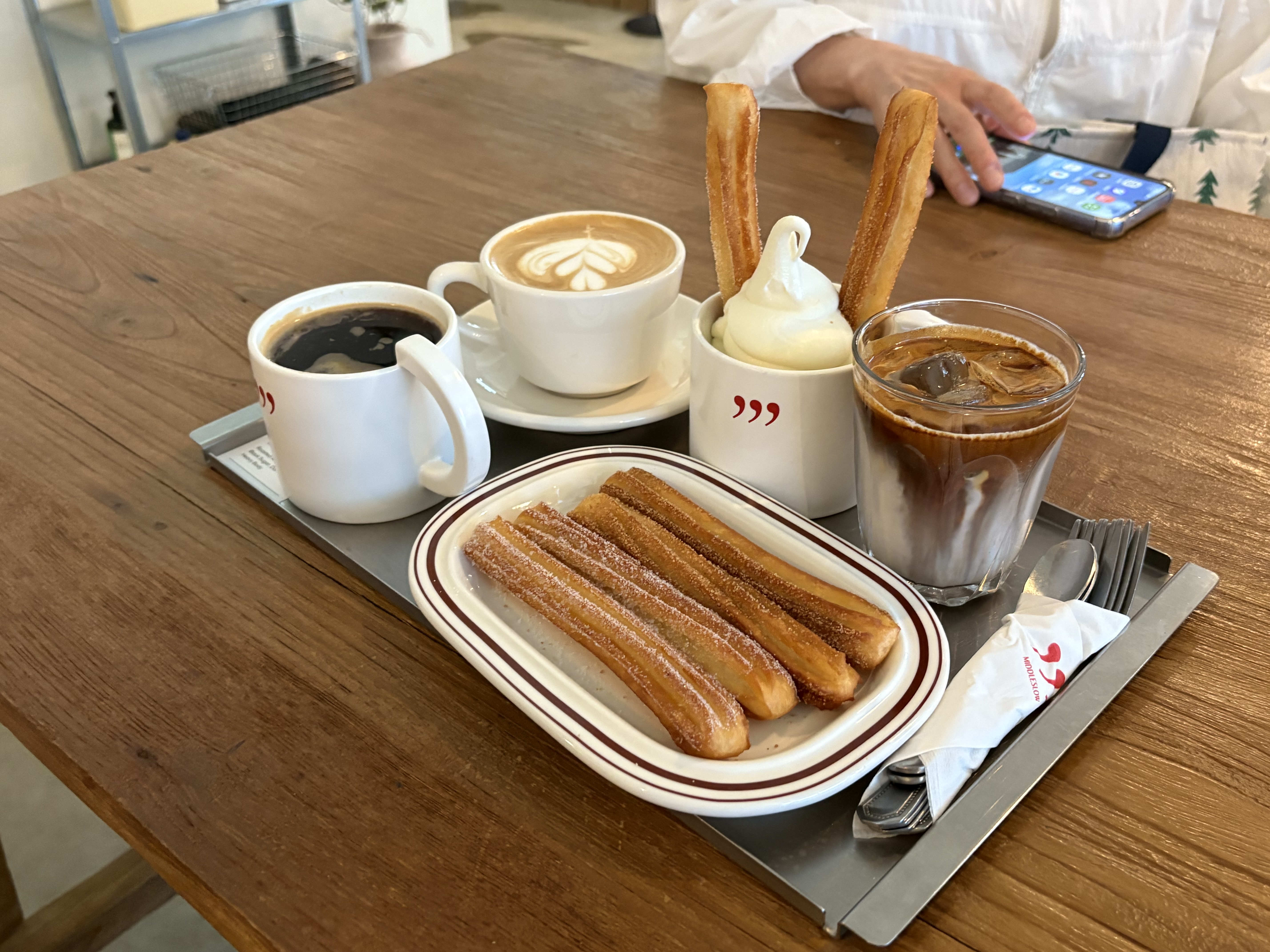 츄러스가 너무너무 맛있고 미들라떼도 맛있어요!! 자주 오는 곳이에요 - 대전 맛집 미들슬로우 커피하우스 궁동점