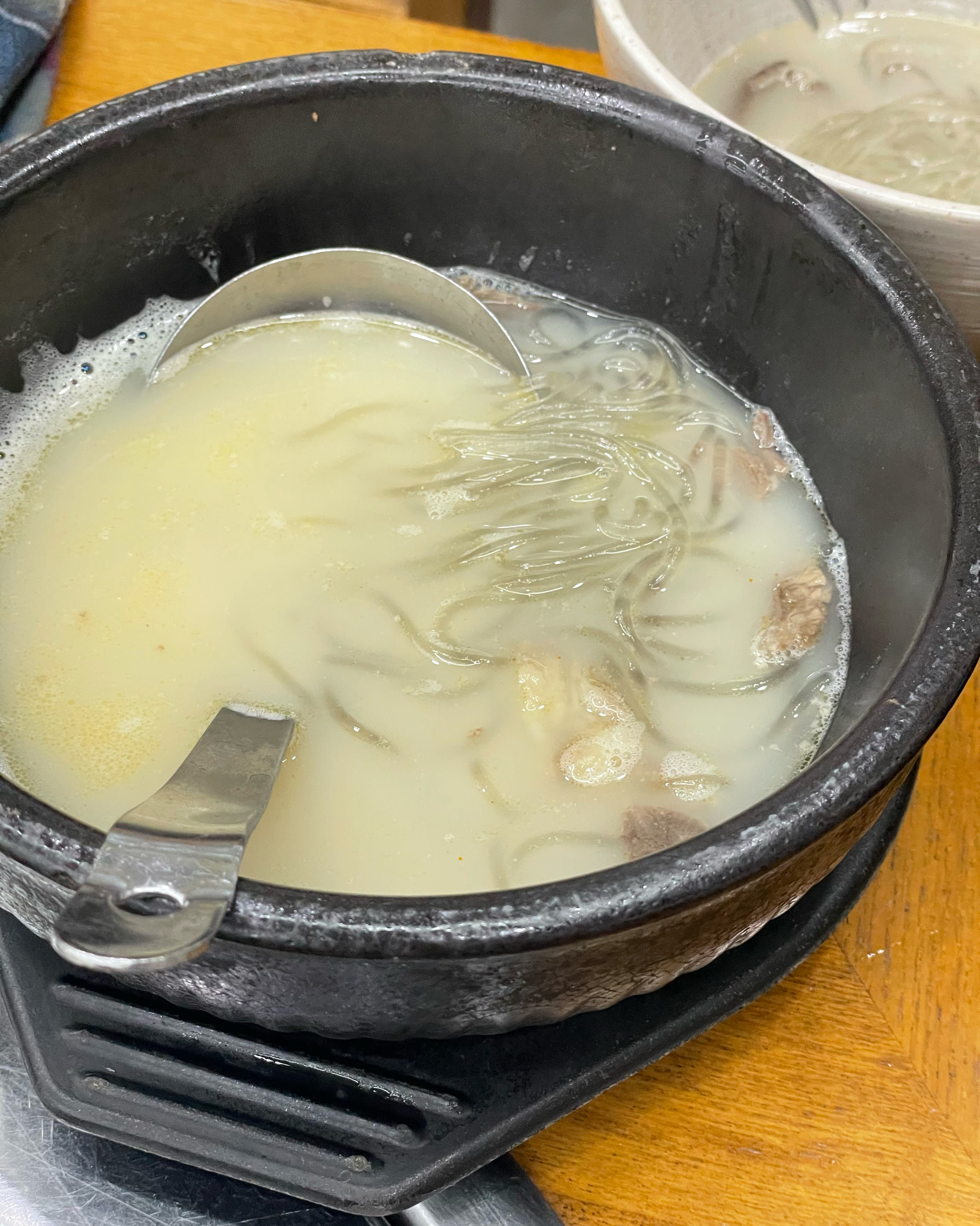 공항 가기전 뜨끈하게 뚝배기 한그릇 하고 갑니다. 아이용 해장국도 있어서 아이랑 맛있게 먹
