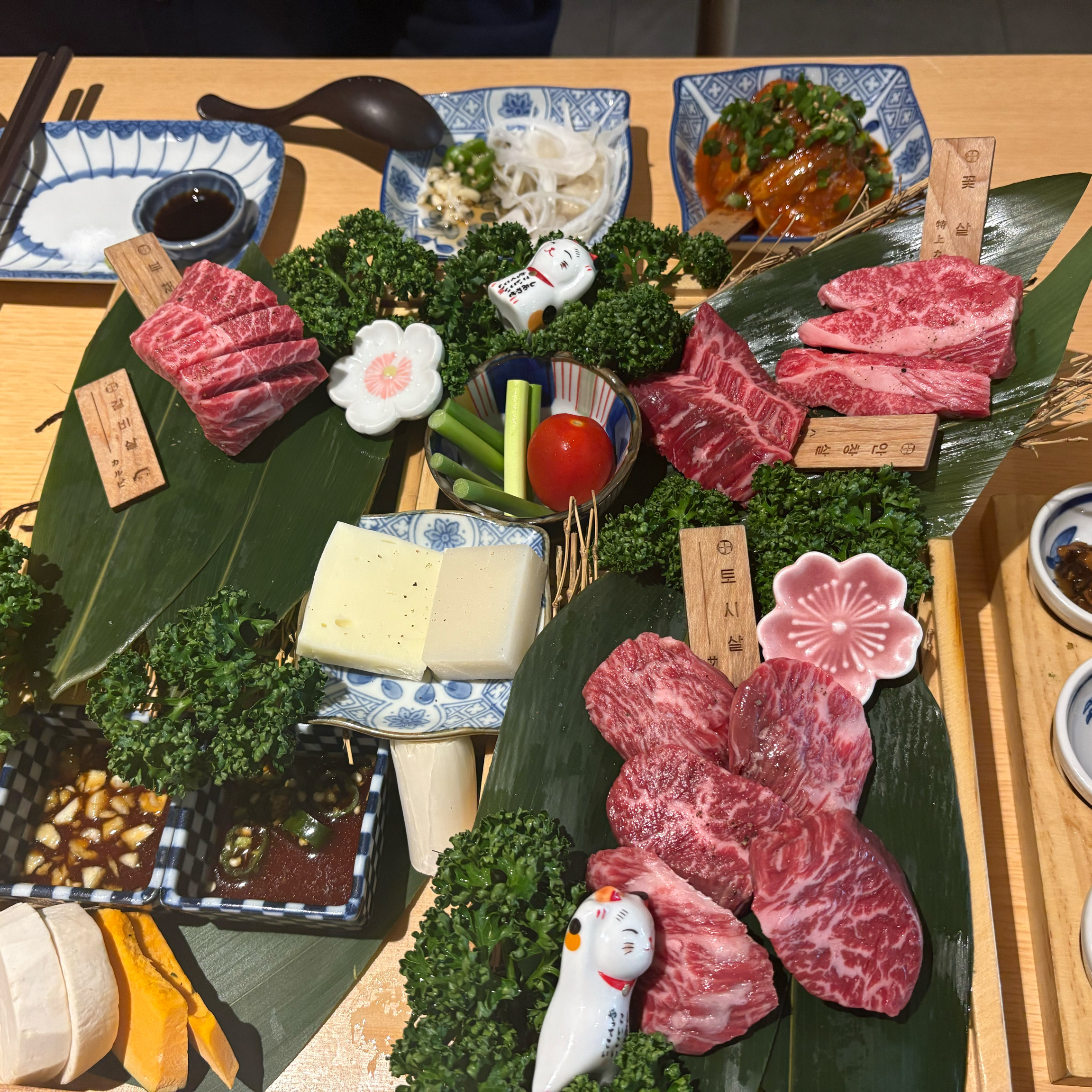 료칸에 온것처럼 인테리어가 예쁘고 깔끔해서 가족들과 오기 좋아요~ 고기도 신선하고 맛있어요