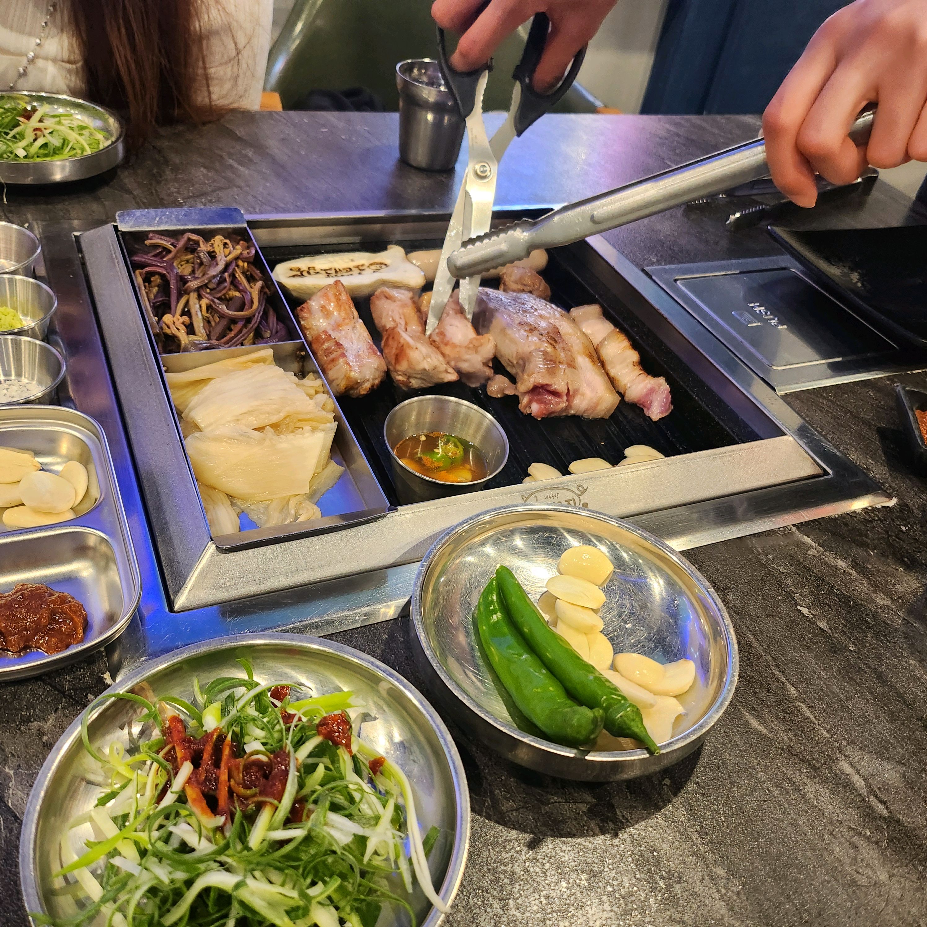 숙소주변 고깃집 왔는데 구워주시고 맛도 있습니다~ 뷰도 좋네요!! - 제주 맛집 제주공항그때그집