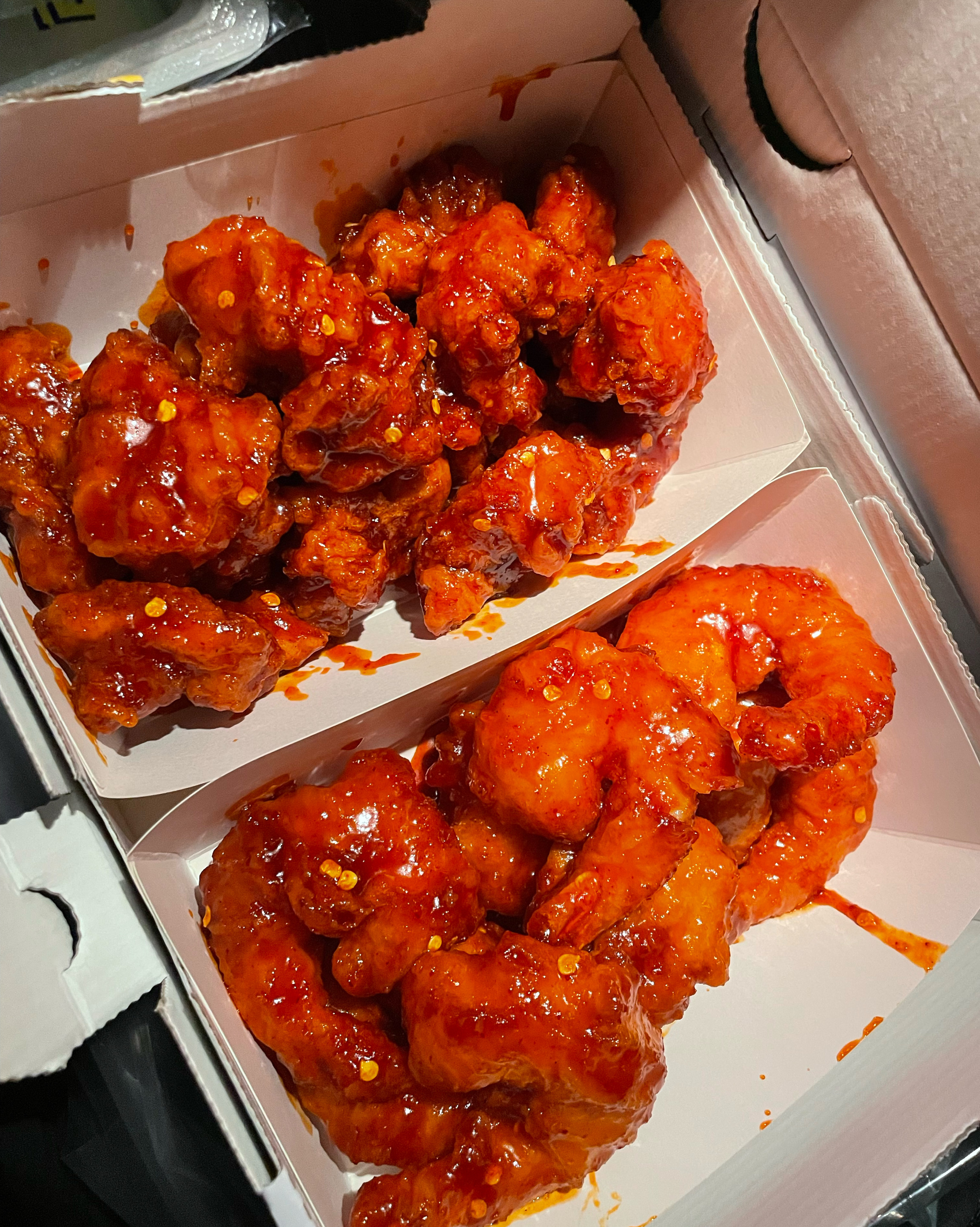 닭강정이랑 새우강정 둘 다 매운맛으로 먹었어요. 새우강정 진짜 맛있어요. 어지간한 중국집