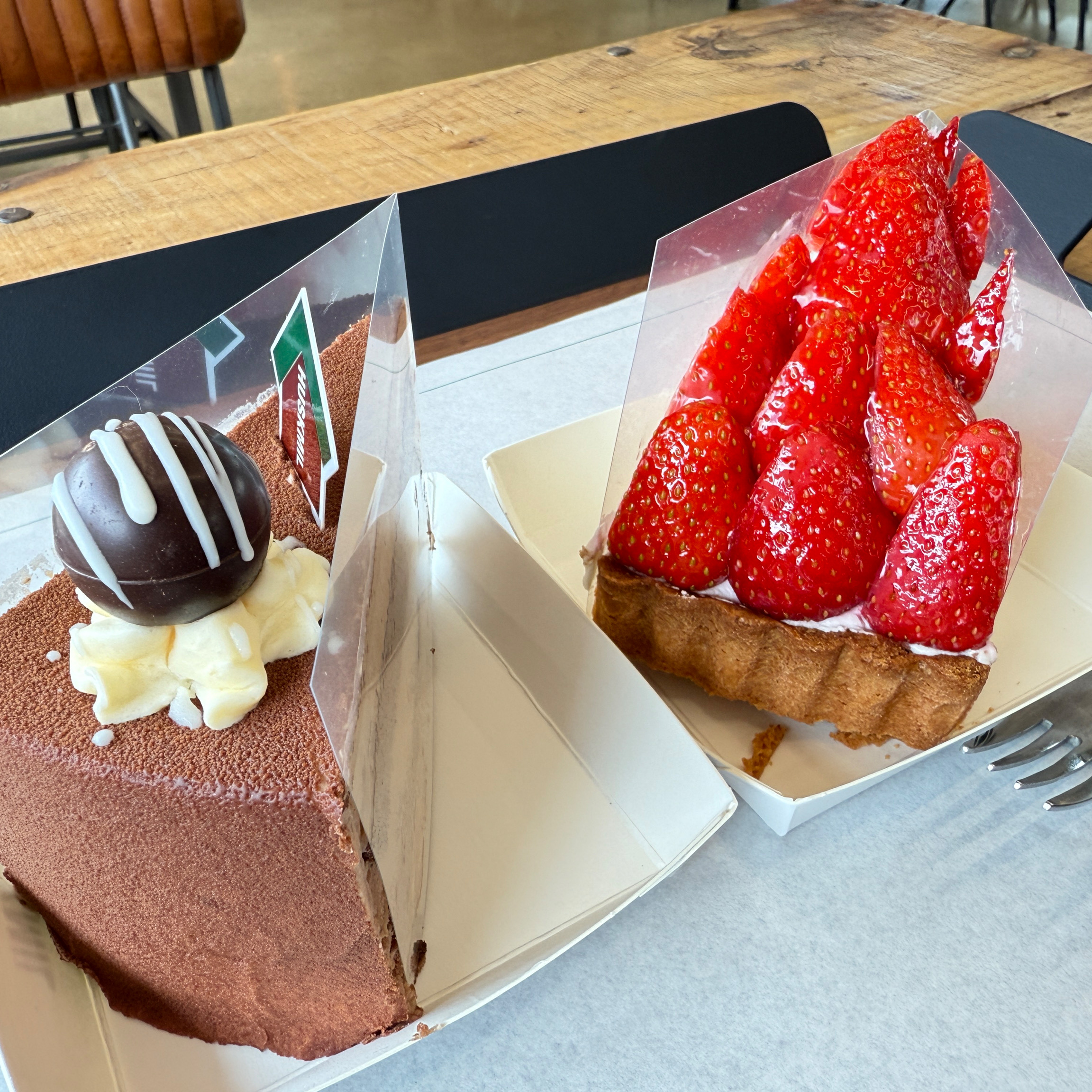 딸기치즈타르트 정말 맛있어요~~ 초코를 좋아하는 남편은 초코초코케이크 좋아하네요~~ - 경포대 맛집 허스크밀