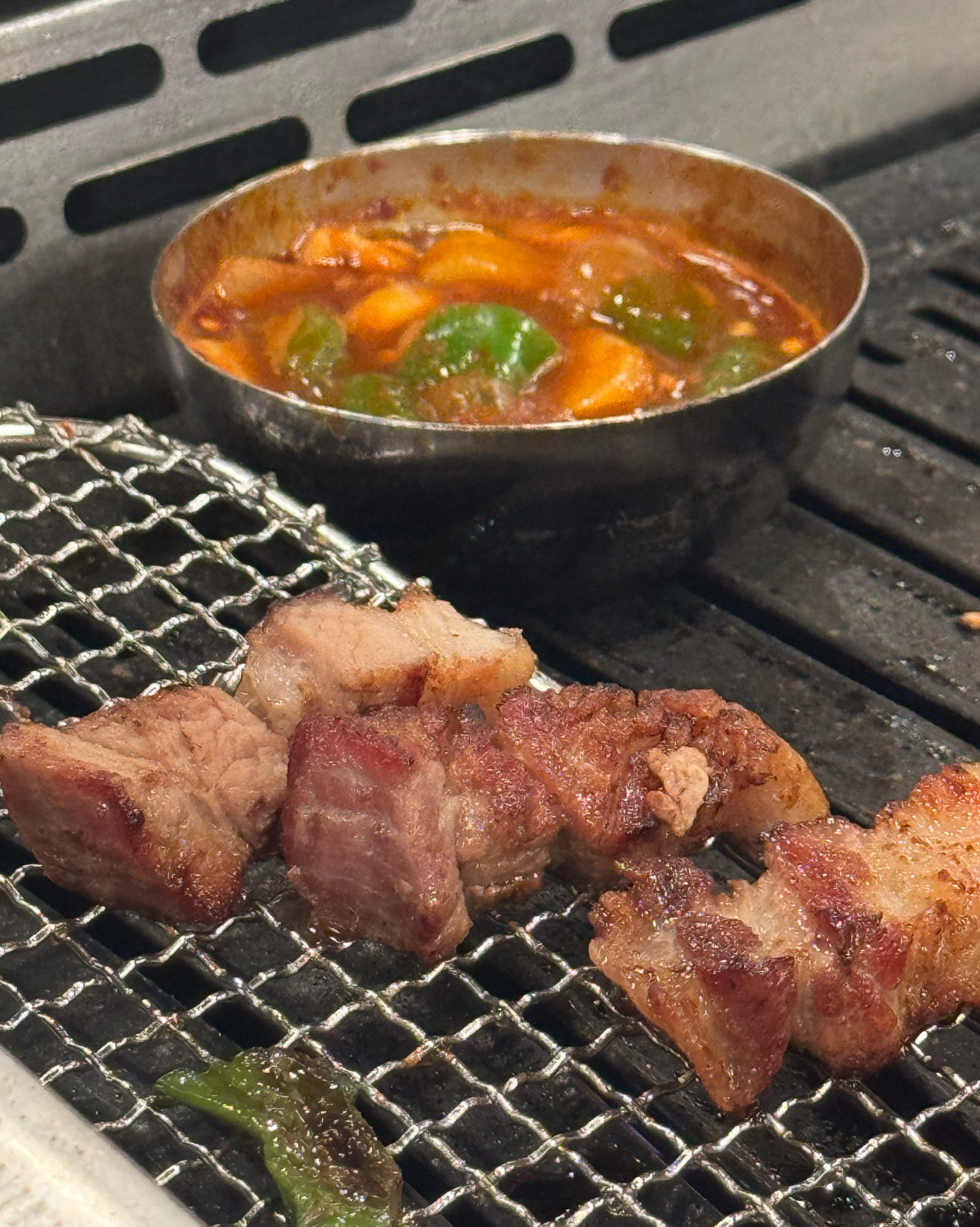 고기 맛있어요!! 매장도 넓고 여러명이 먹기도 좋아요~~ - 제주 맛집 화수목보리짚불구이 연동점