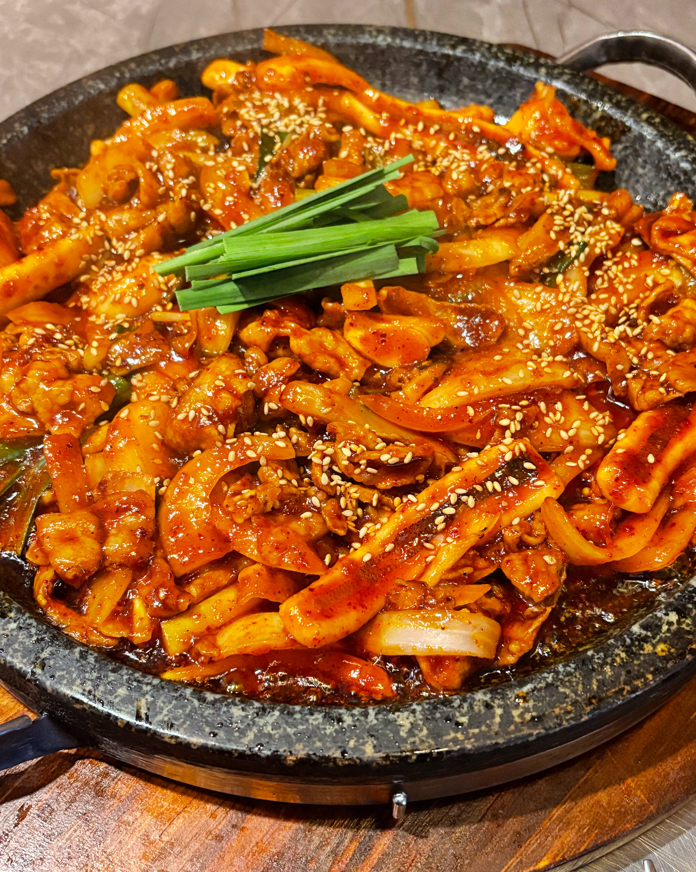 종종 오는데 돌판에 나오는 볶음이 너무 맛있어요 🥹 밑반찬도 셀프로 갖다 먹을 수 있는 점