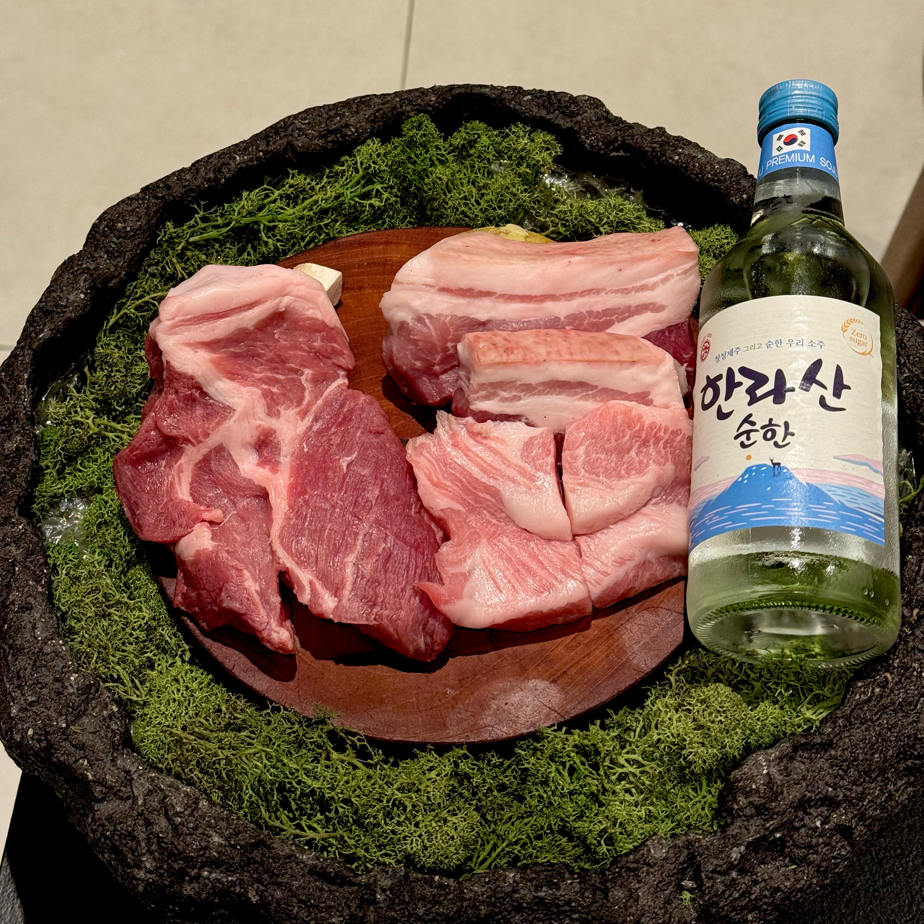 세트구성이 알차고, 밑반찬부터 식사까지 너무 맛있어요~!!! 세트고기도 맛있지만, 훈연목살