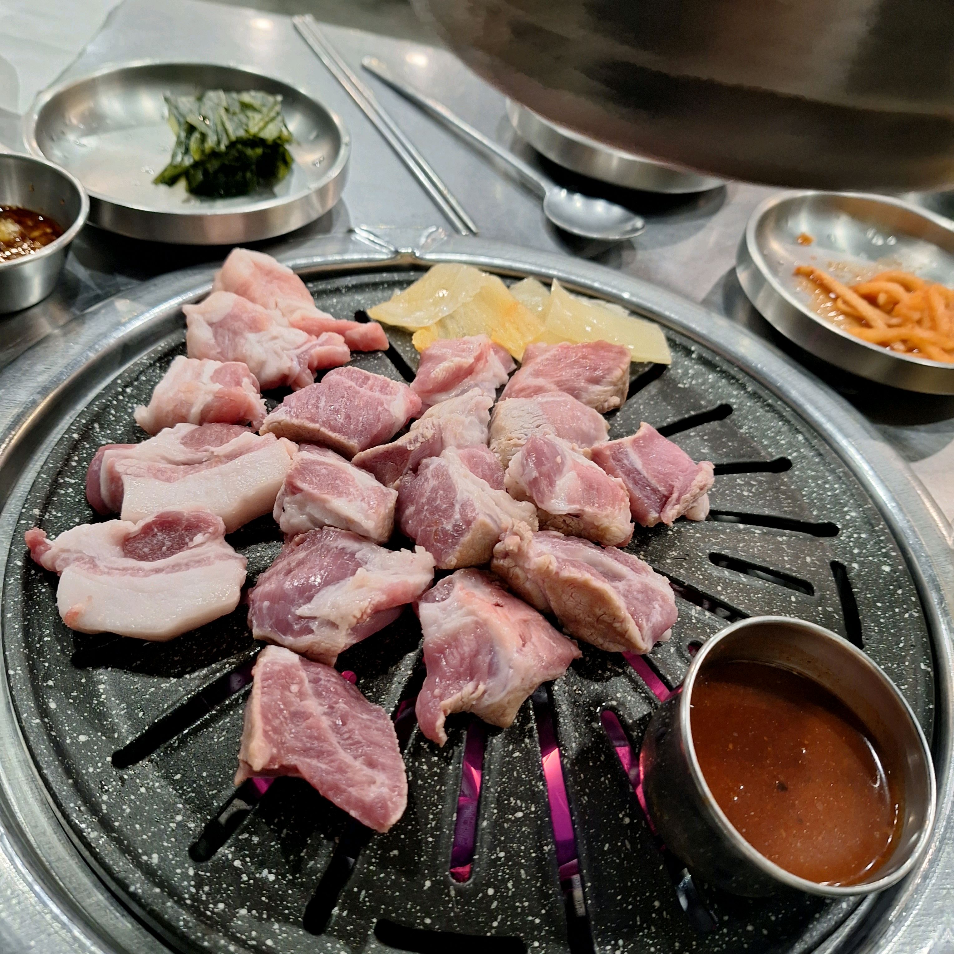 제주도 도착하자마자 리뷰보고 저녁 먹으러 달려왔어요 경상도 직원분이 처음부터 끝까지 다 고