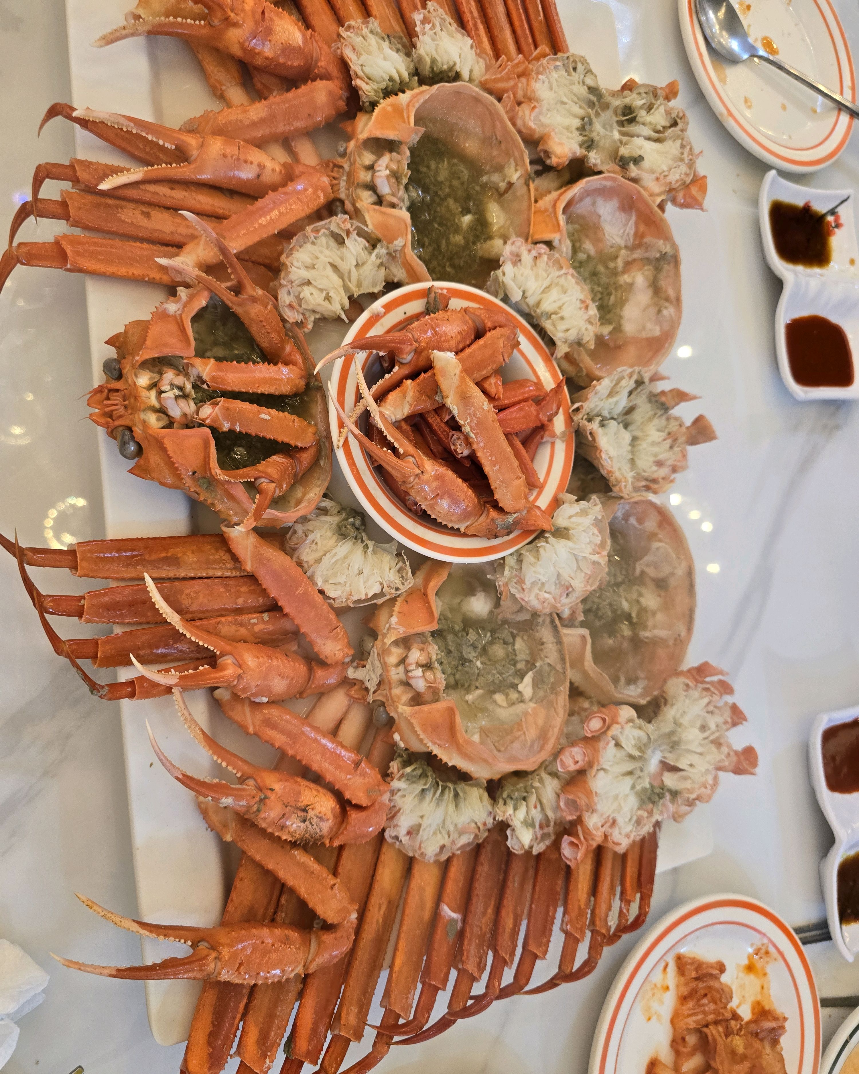 음식이 맛있고 회전율이 좋아요 - 아바이마을 맛집 대게여왕