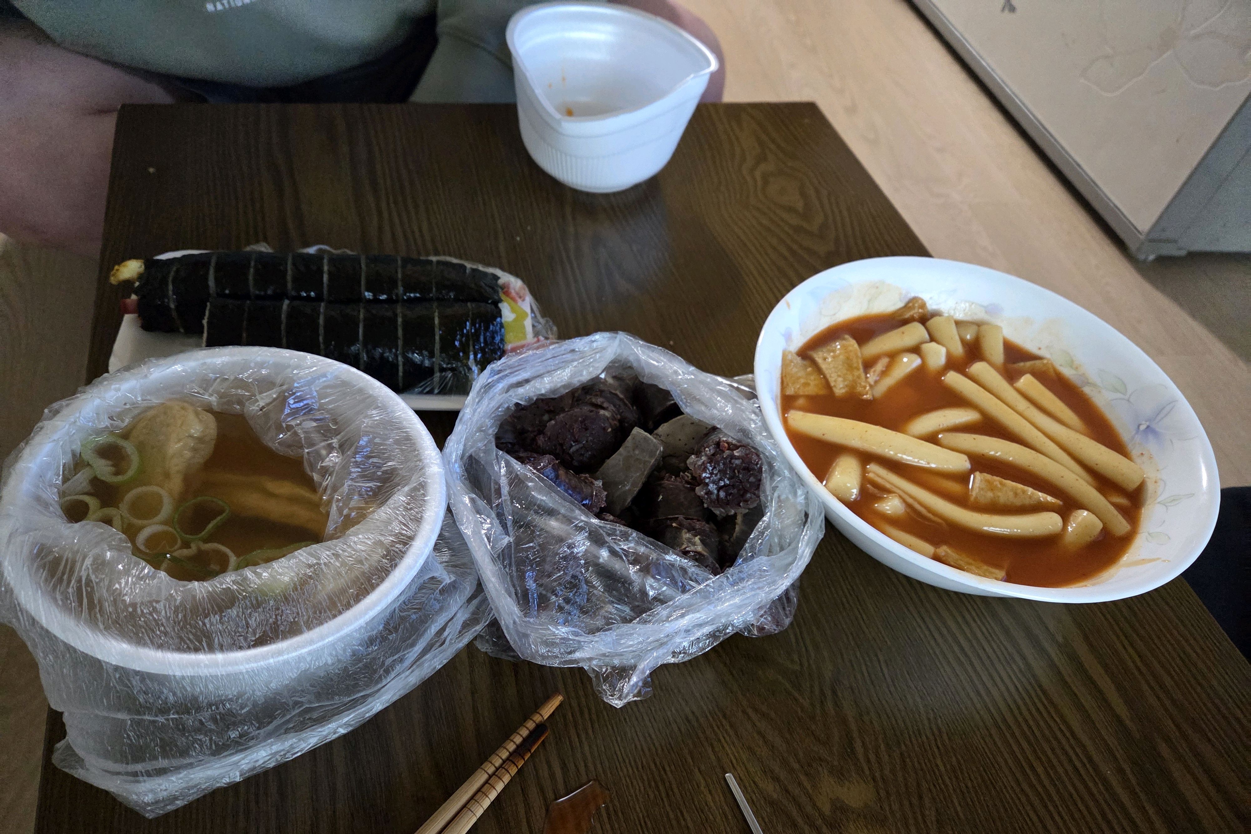포장 했는데 단무지 값을 냈는데 안주셨네요 ㅜㅜ 힘들게 사왔네요 - 인천 맛집 남동공단떡볶이