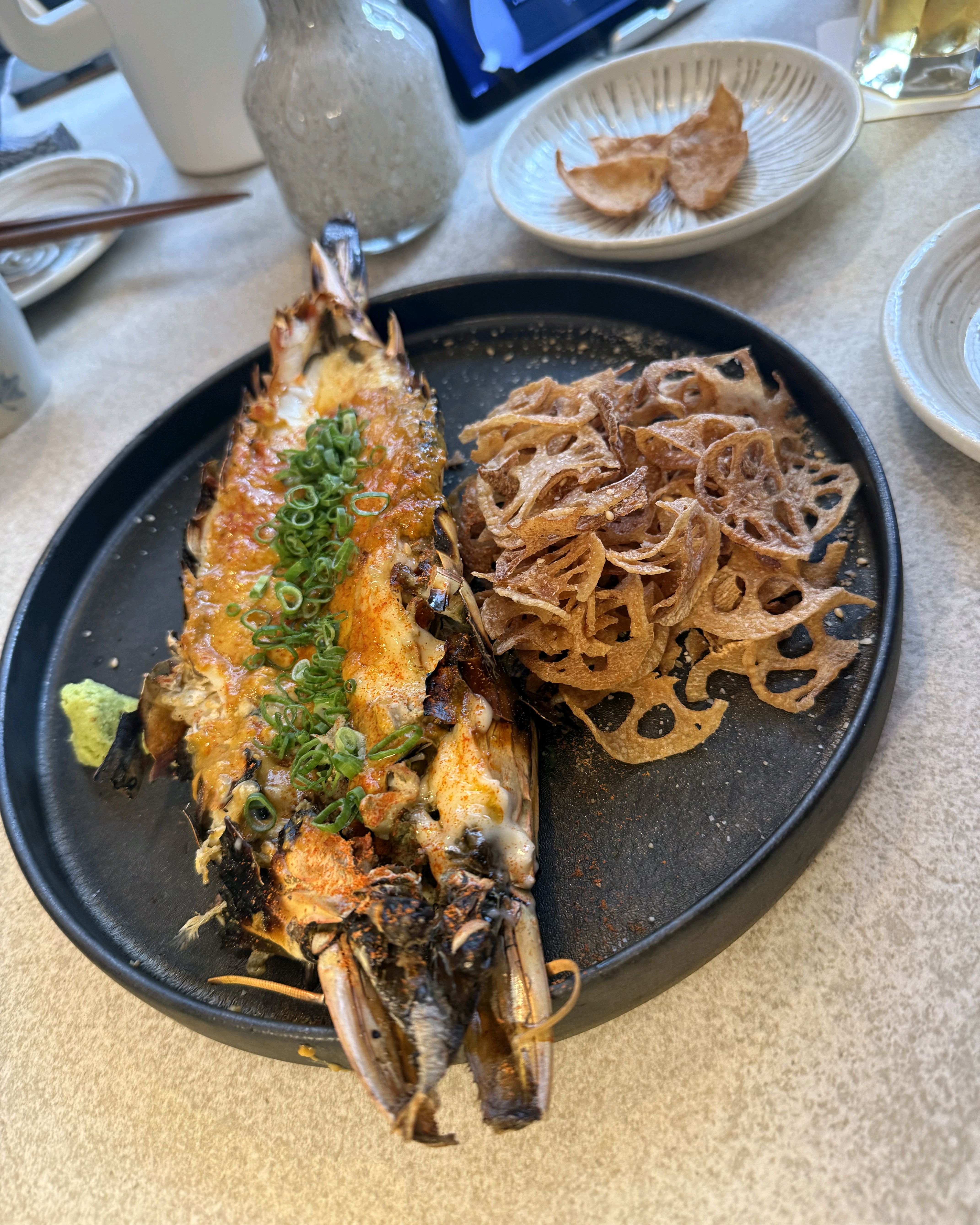 가로수길 찐맛집 테라스느낌도 너무좋고 음식도 고급져요~모임인원이많아서 안주거의 다시켰는데