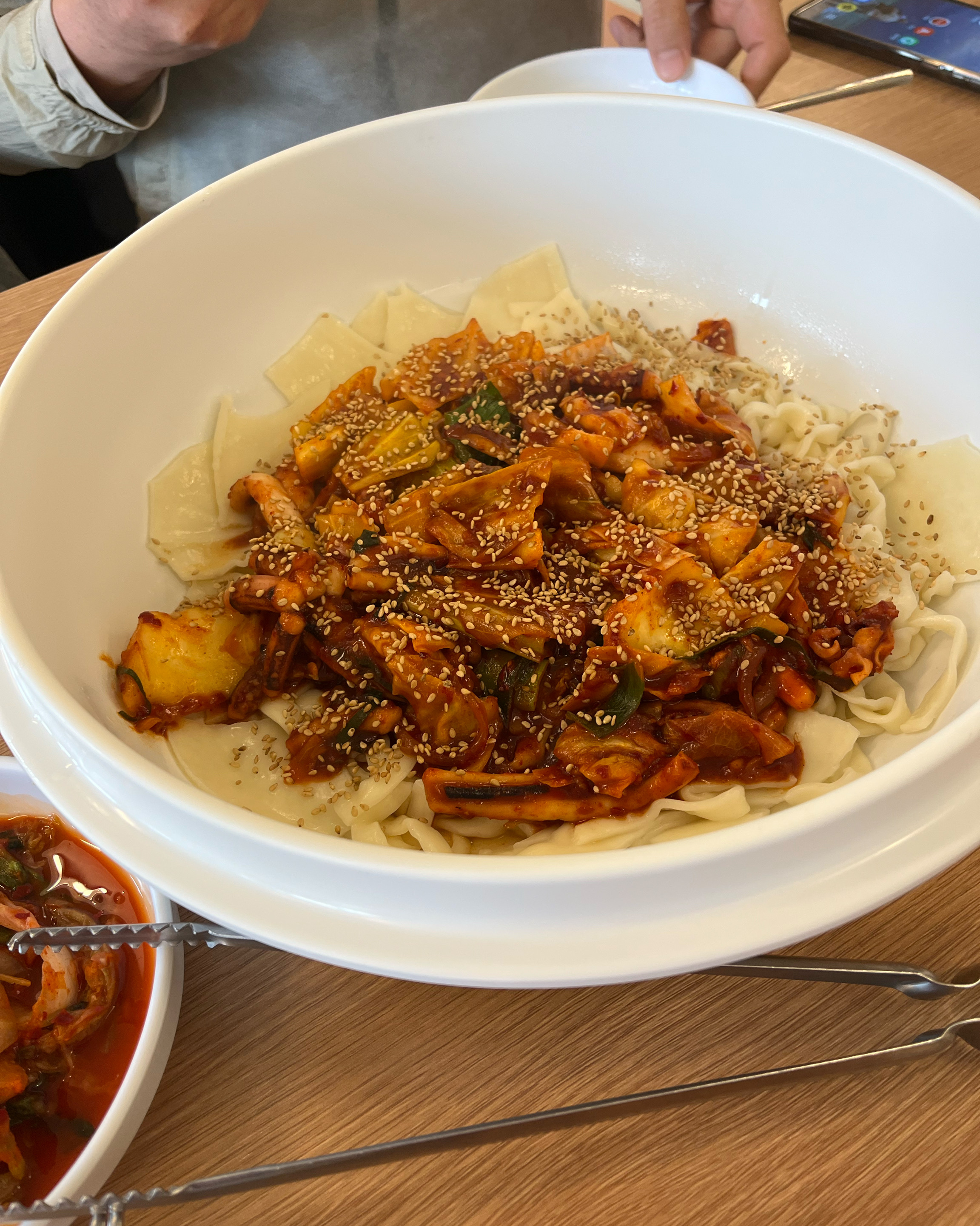 오징어칼제비 맛있네요 맛있음 매콤함 감자채전도 바삭하니 맛있는데 해물칼국수는 해물이 해감이