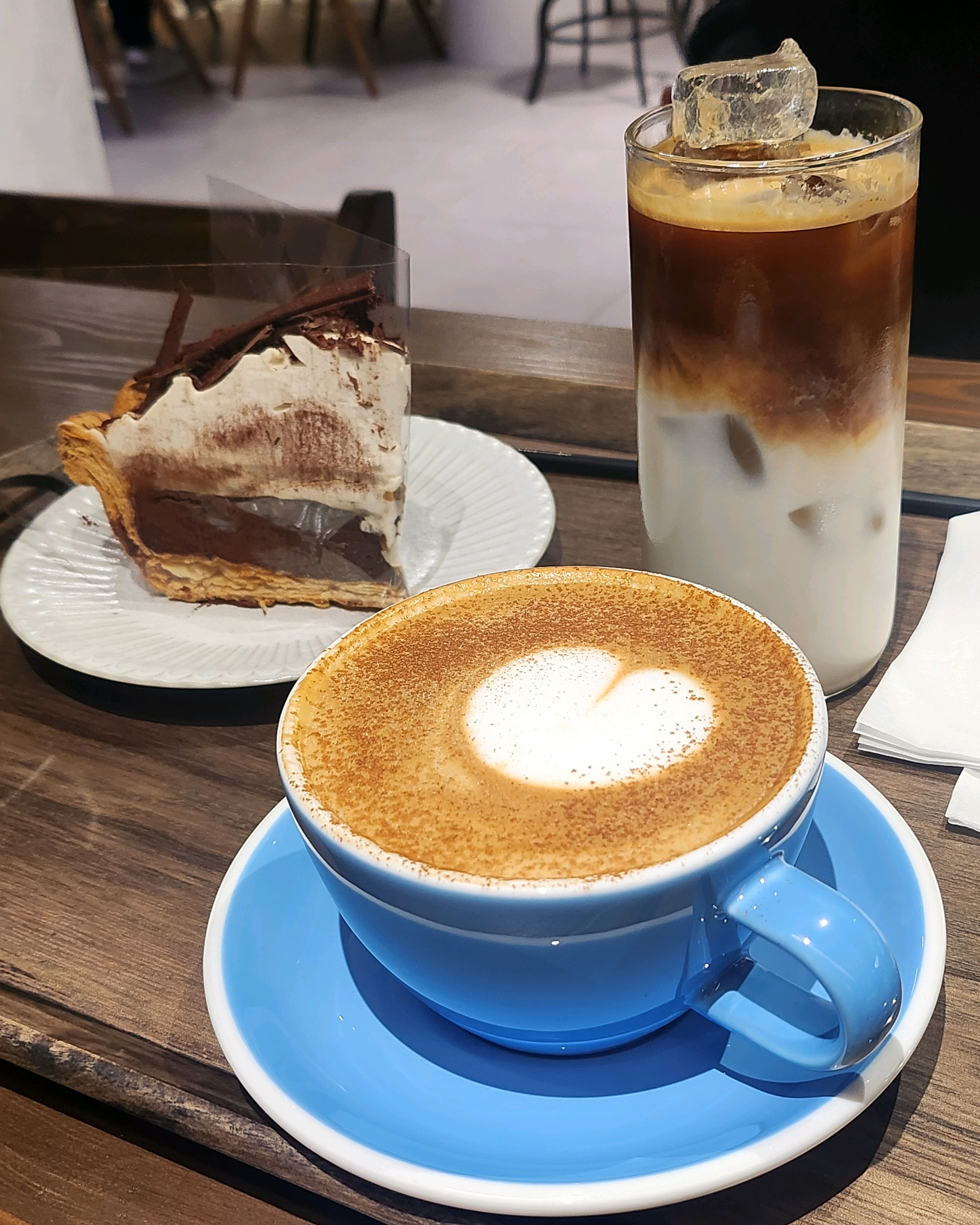 날씨가 좋았으면 야외 테라스 자리 앉았을텐데 아쉬웠던 ㅜㅎㅎ 파이가 넘 맛있구 커피도 맛있