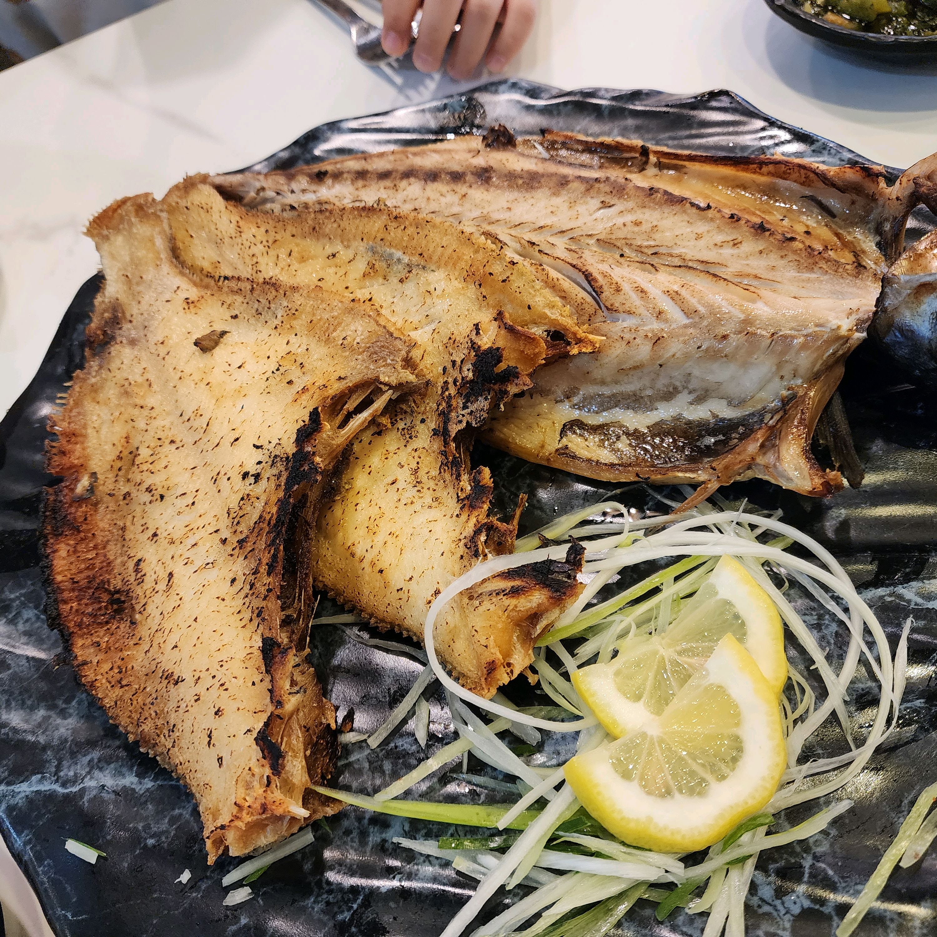 기본밥양이 많아서 아이랑먹기 좋고 집에서 이렇게 바삭하게 생선구이 냄새나고 기름튀어서 못먹