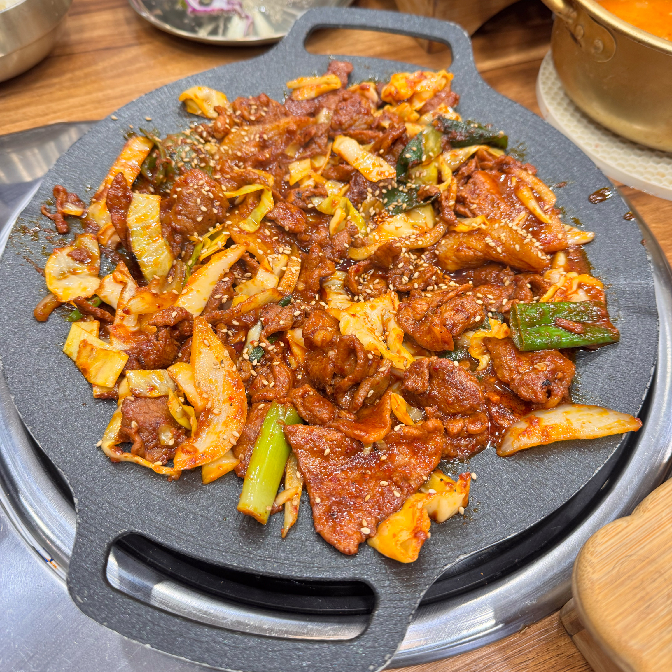 제육 불맛 제대로고 곤드레밥도 곤드레 잔뜩 들어있어서 좋았어요. 기본 반찬도 알차고 특히 