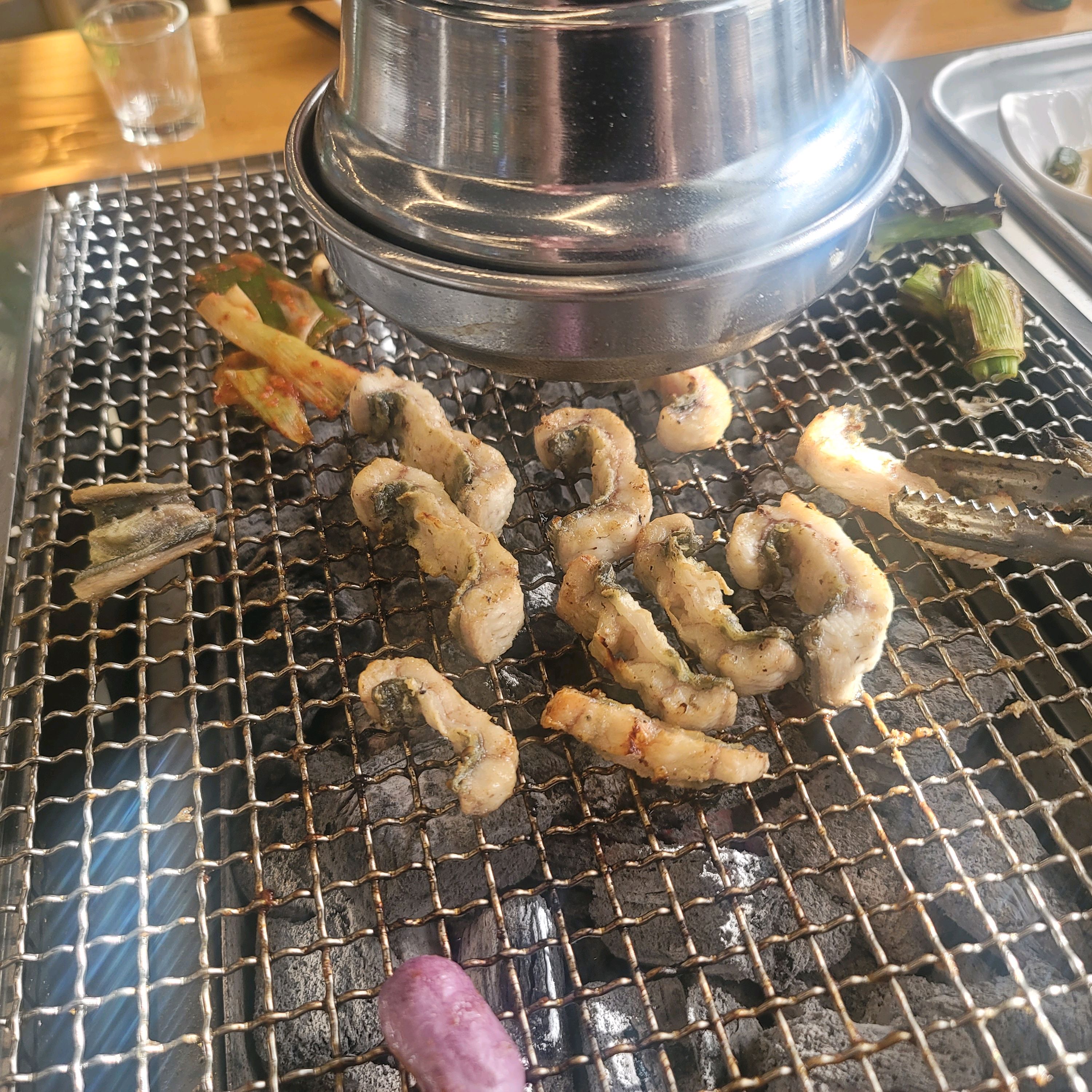 양도 많고 장어도 크고 아주 맛있네요! 매장도 커서 가족단위 오기 아주좋습니다!! 또올꺼같