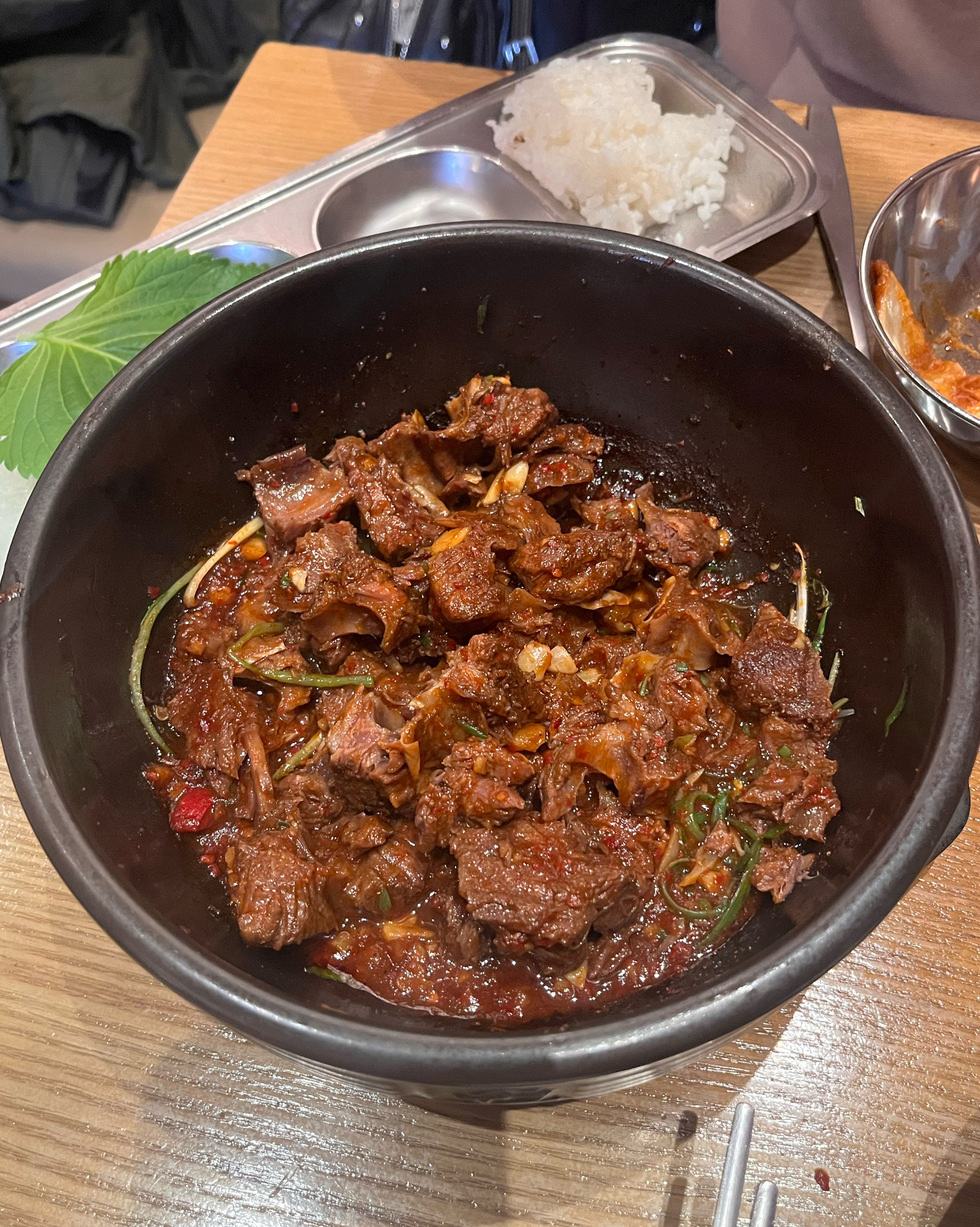 유명하다고 해서 주말에 와 봤는데 소문대로 맛있어요 갈비가 부드럽고 양도 많아요 소갈비찜 