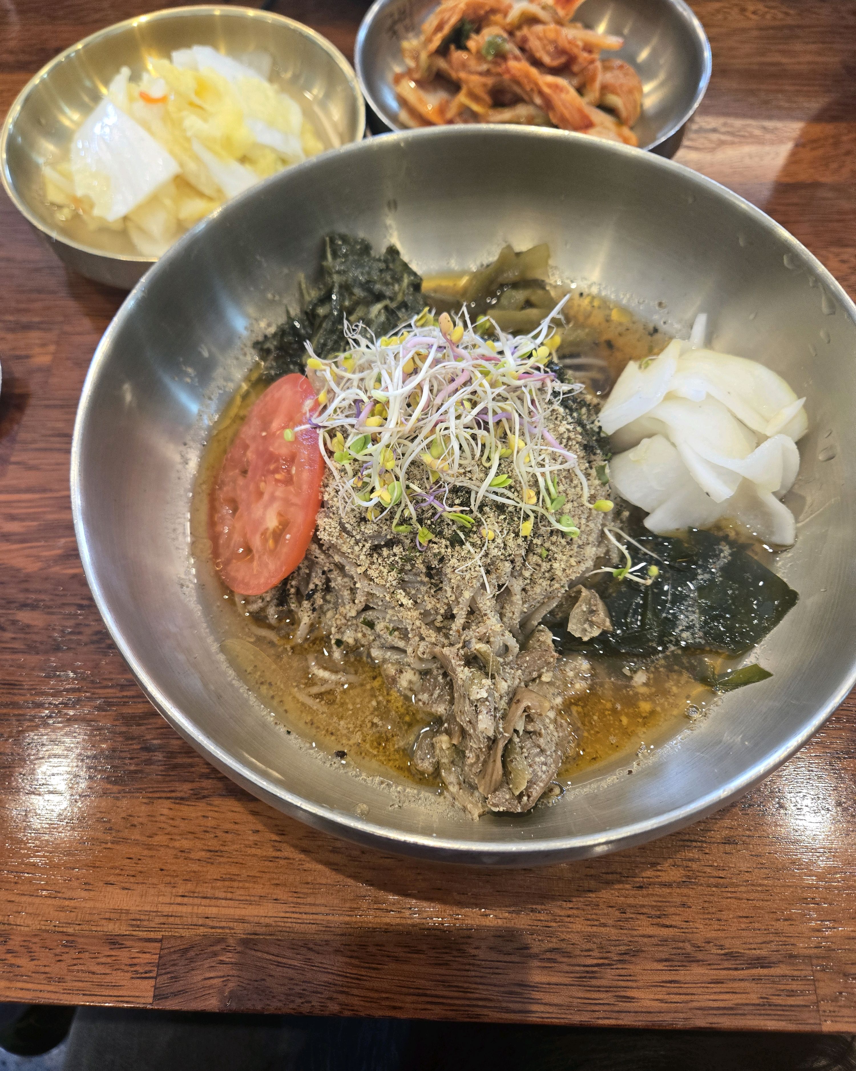 들기름막국수 먹어보니 감칠맛이 나고 담백해서 맛있어요 반찬도 정갈하고 깔끔해서 맛있어요 - 인천 맛집 서도막국수