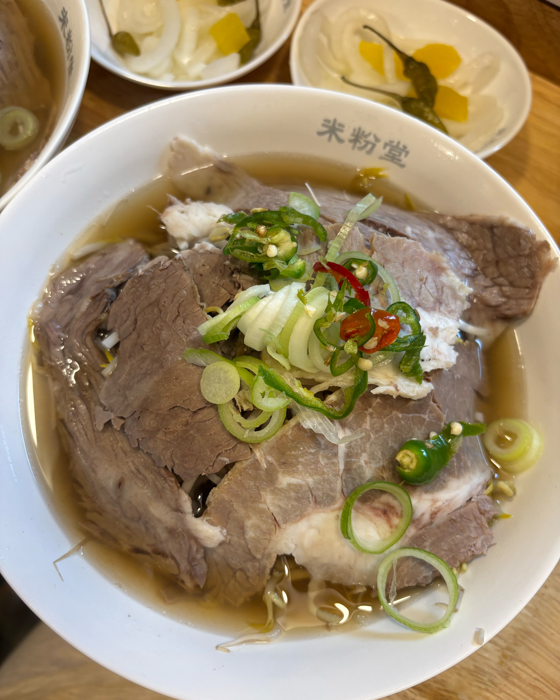 가게 인테리어가 감각적이고 예뻐서 분위기부터 만족스러웠어요. 키오스크로 주문하고 바로 들어