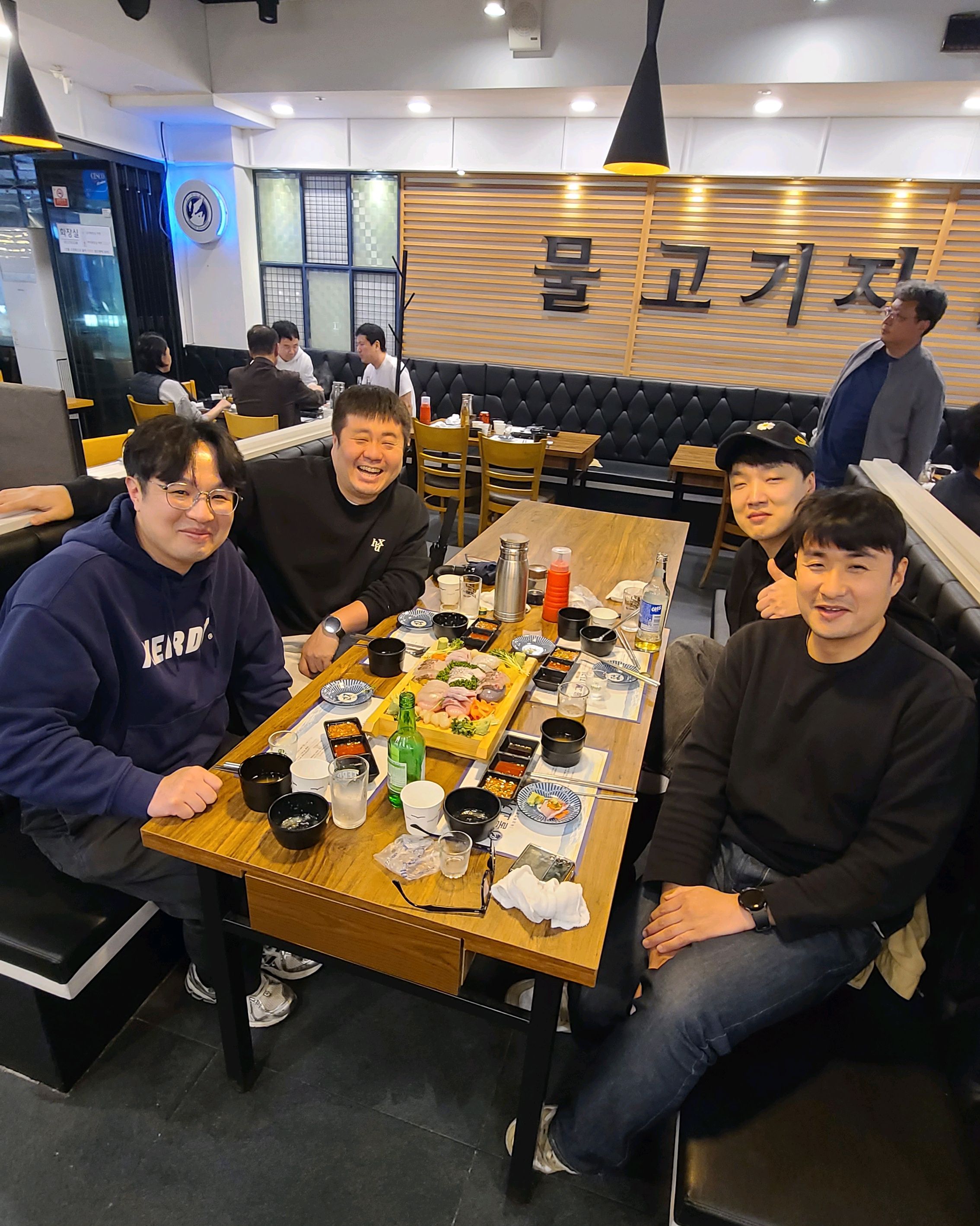 사장님 이하 모든 직원분들의 친절함에 너무 즐거운 시간을 보낼 수 있었습니다. 서빙해주셨던
