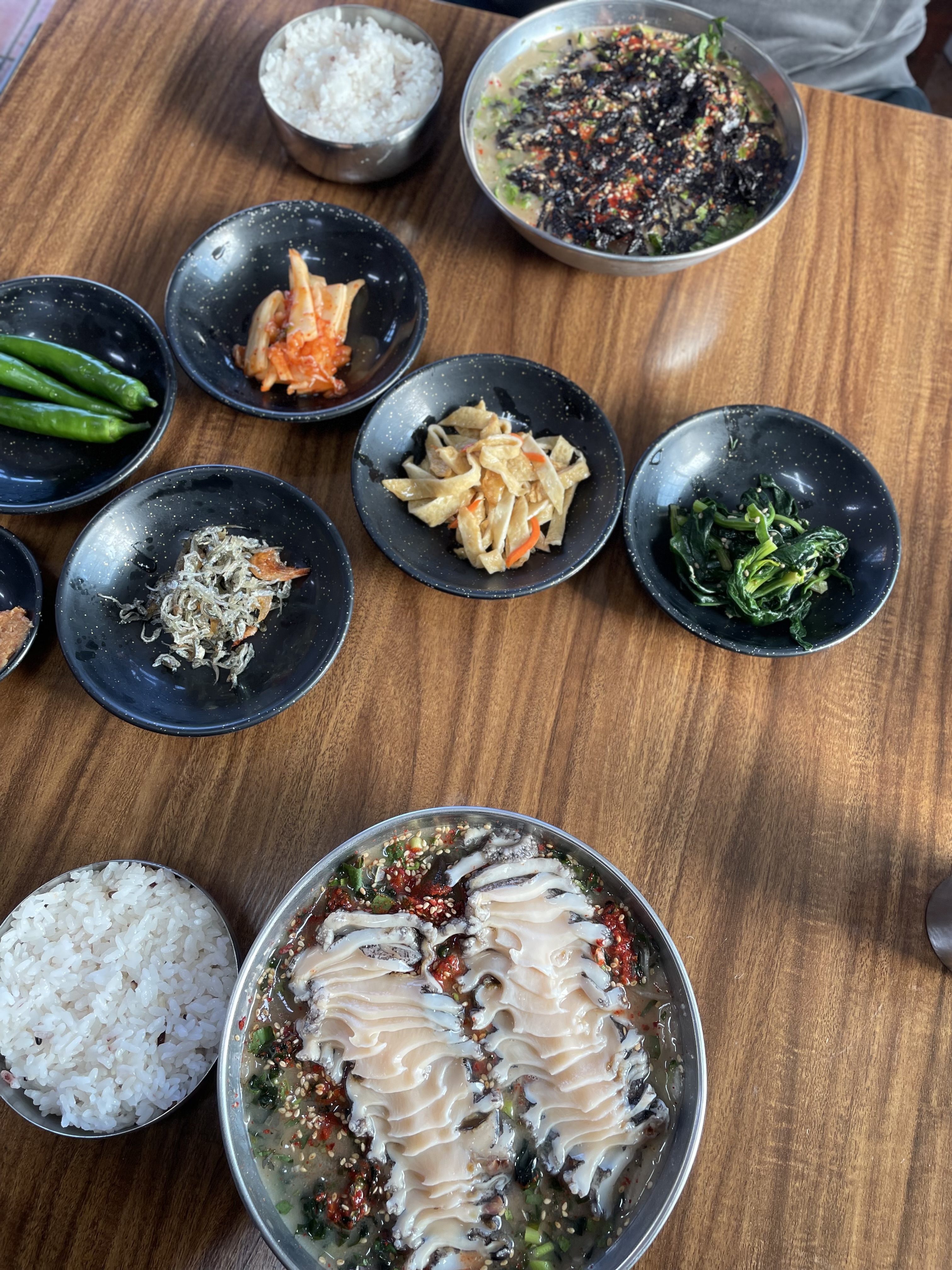 방문날 바람이 많이불어 해녀들이 못나가 뿔소라는 못먹었요 대신 전복을 먹었는데 비린내 없고