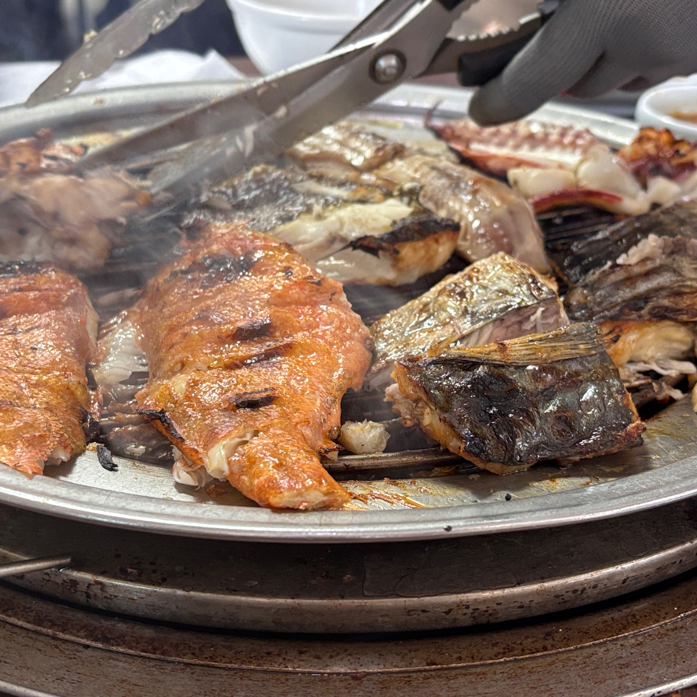 줄서서 먹을만 해요 오픈런해서 먹었는데 생선구이 여러종류 맛볼수 있어 좋아요 오징어젓갈 넘