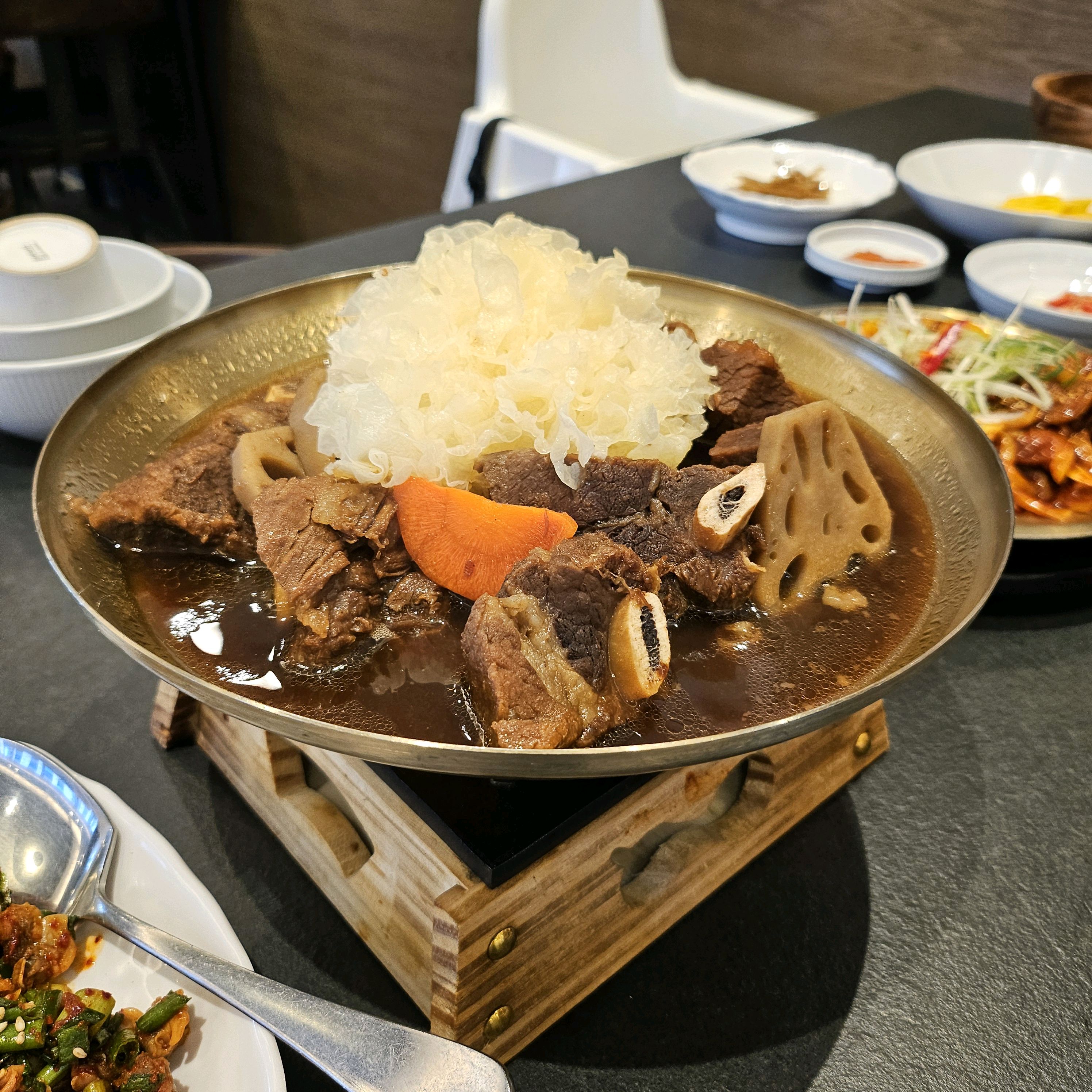 엄마 생신으로 방분하였습니다~ 엄마추천으로 온 만큼 흑마늘 소갈비찜이 엄청 부드럽고 맛있었