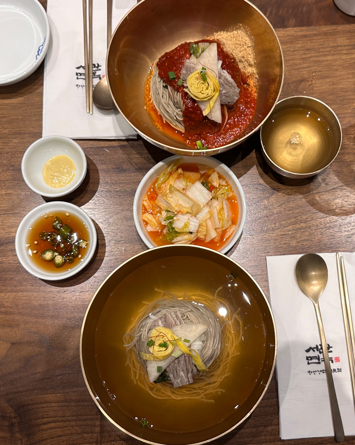 비빔이랑 만두 맛있어요 평냉은..입문자가 아니라 좀 빡셈 - 서교동 맛집 서관면옥 홍대점