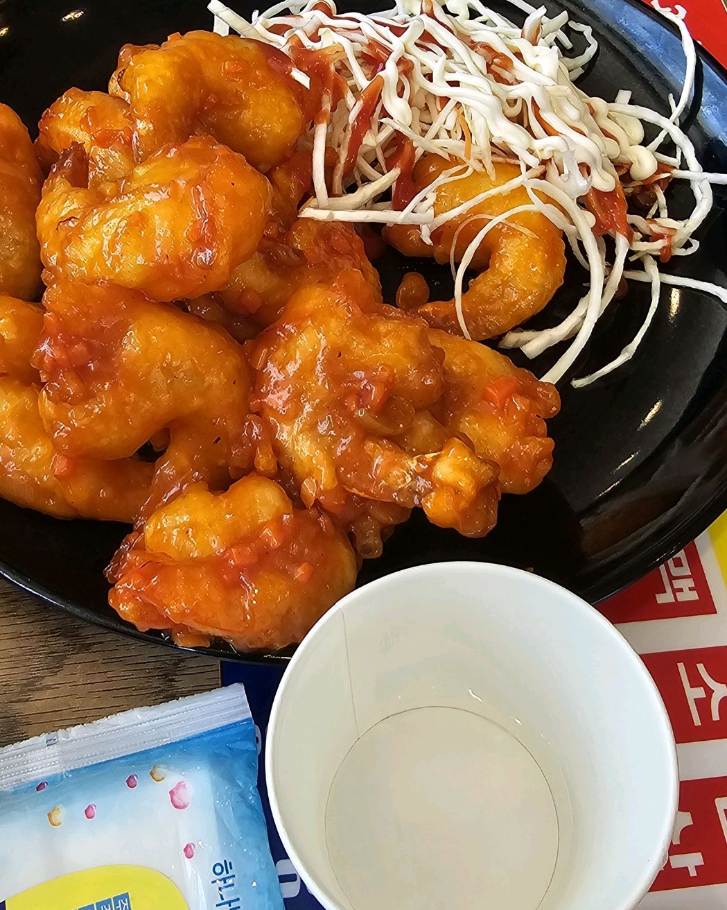 일요일 오전12시도 안되서 왔는데 만석이네요. 해장국은 살이 정말 많이 붙었어요. 결대로