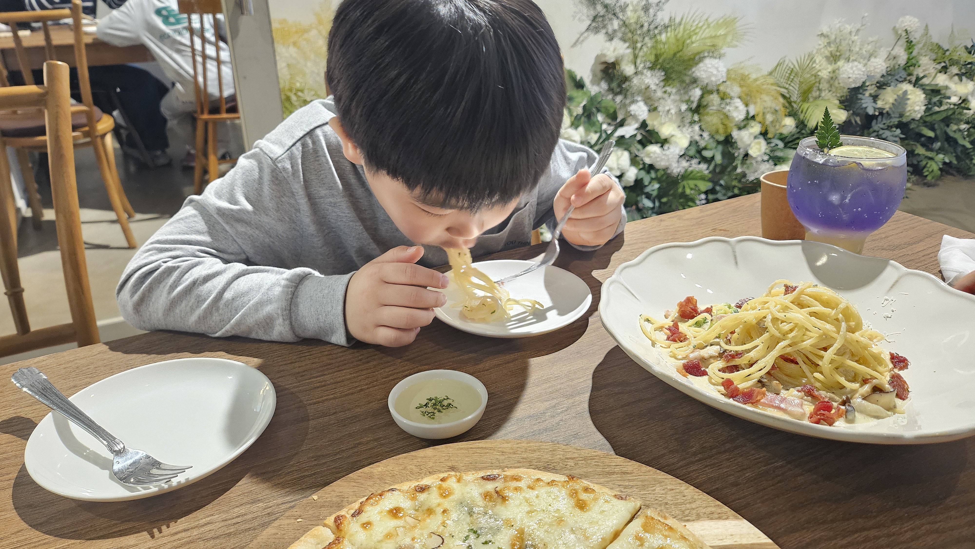 커넬웨이 카폐 검색해서 왔는데 분위기 넘좋네요 - 인천 맛집 퍼플패치 카페 & 브런치 펍