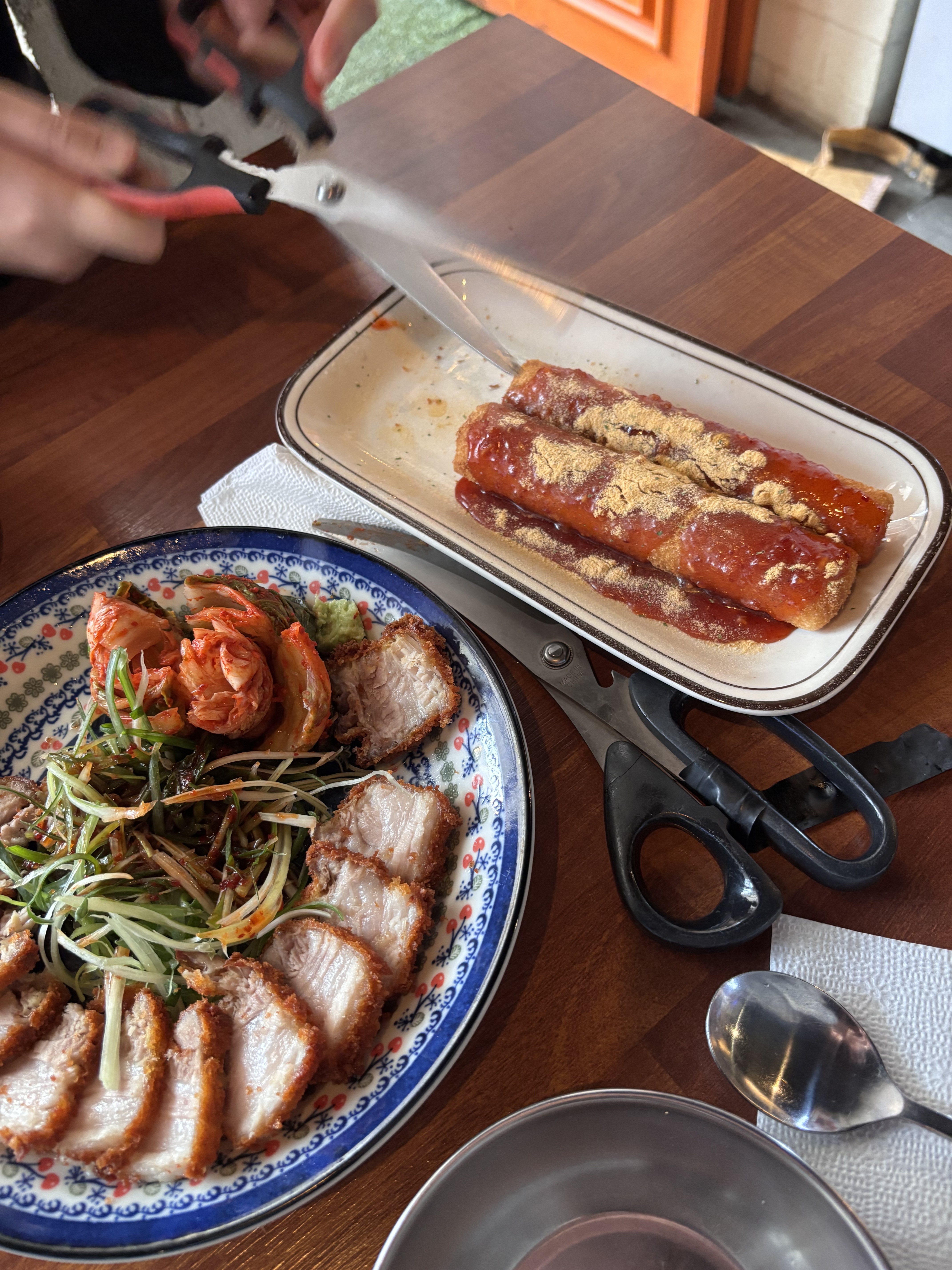 수육튀김이 완전 겉바속촉원조네요!!! 치즈떡꼬치 리필되나요? 너무 맛있어요ㅎㅎ - 인천 맛집 호랑이주택