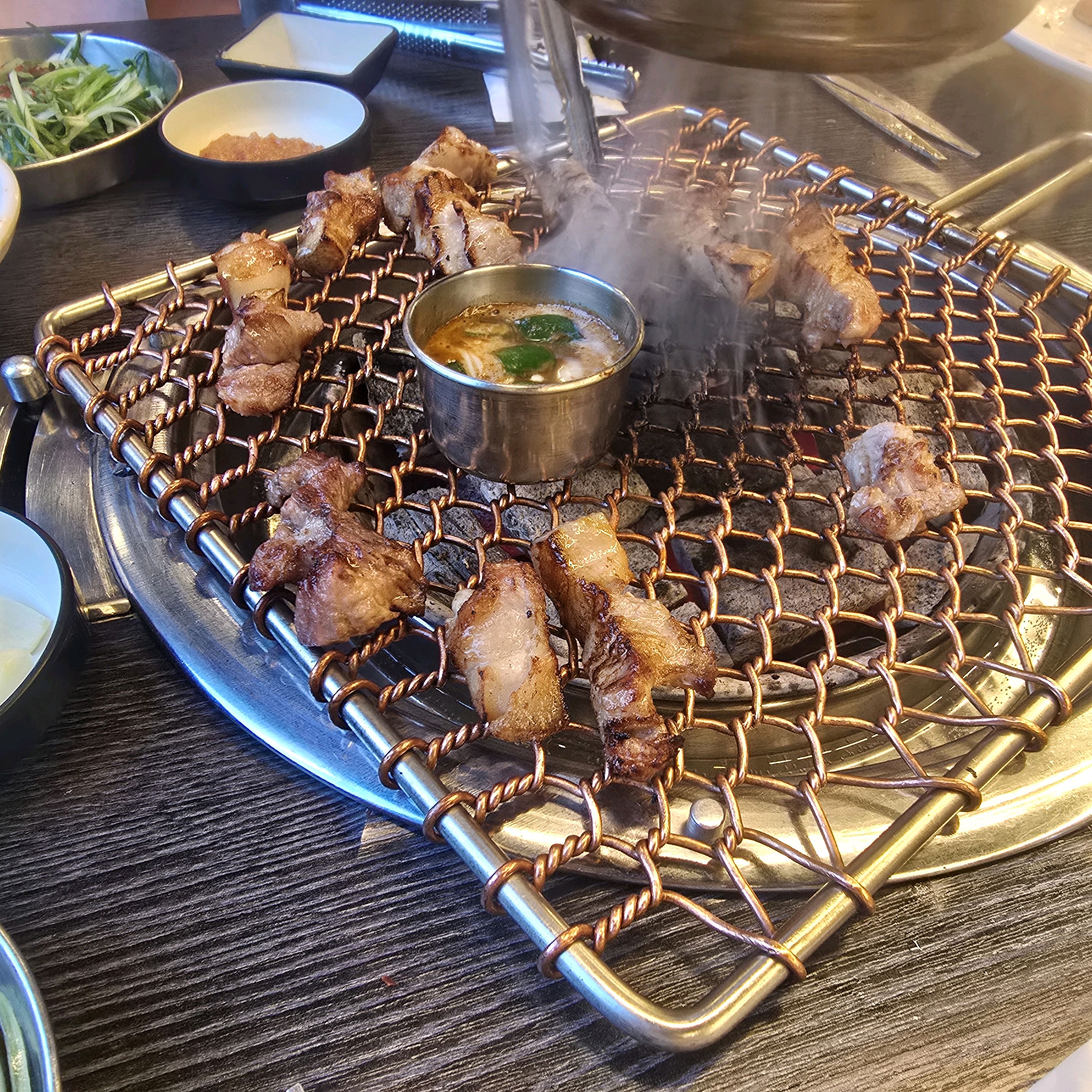 흑돼지 오겹살이랑 목살 먹었는데 입에서 살살 녹아요!!! 진짜 맛있고 사장님도 친절하세요.