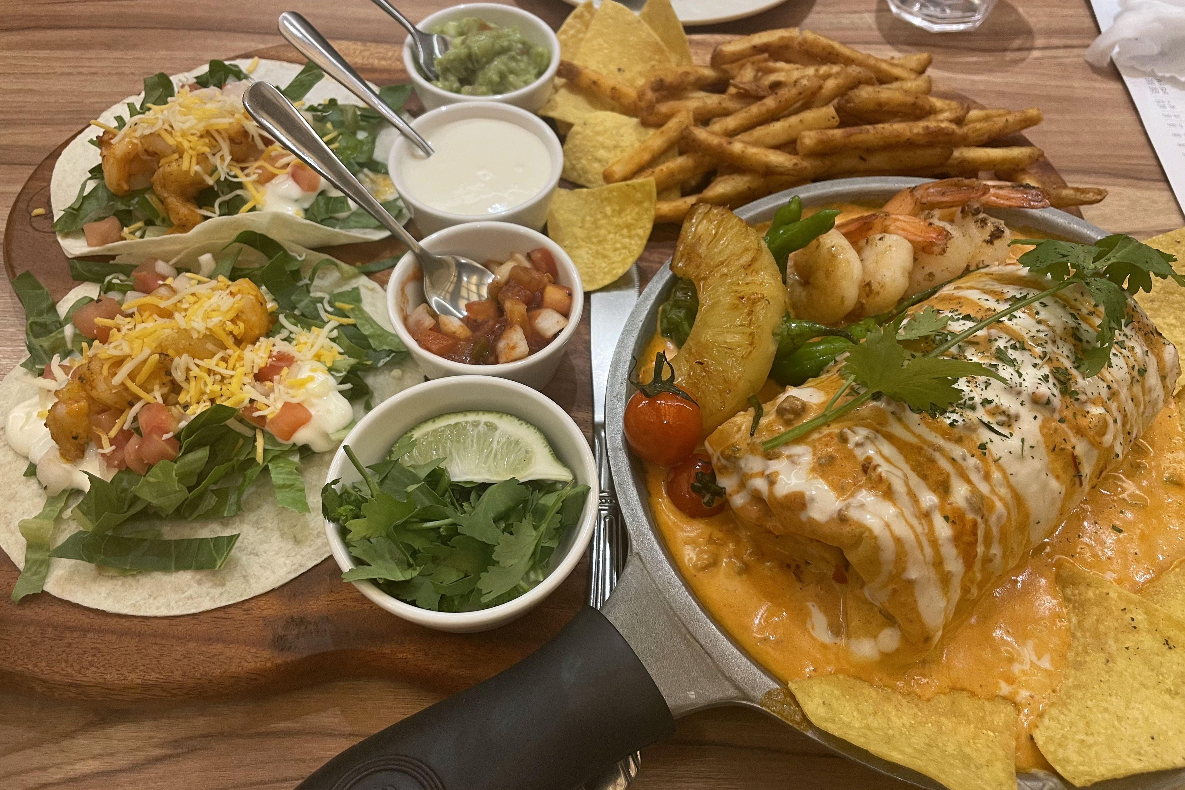 엔칠라타 세트 먹었어요!! 타코도 너무 맛있고 엔칠라타도 맛있었습니다 ㅎㅎ 소스는 필요하면