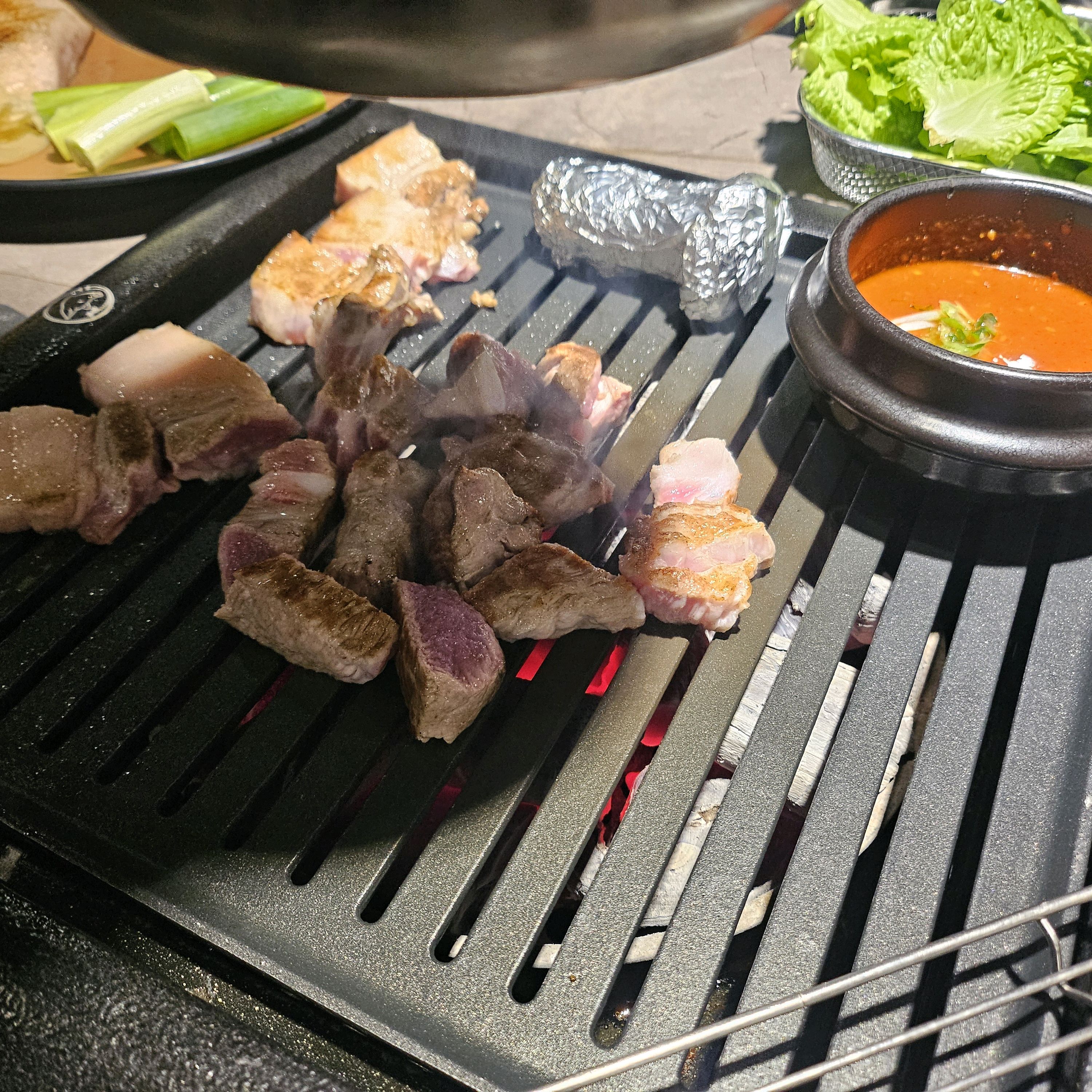 직원분들이 친절하고 매장 분위기도 좋아요! 고기도 맛있어용 ㅎㅎ - 제주 맛집 돈도칸 연동흑돼지