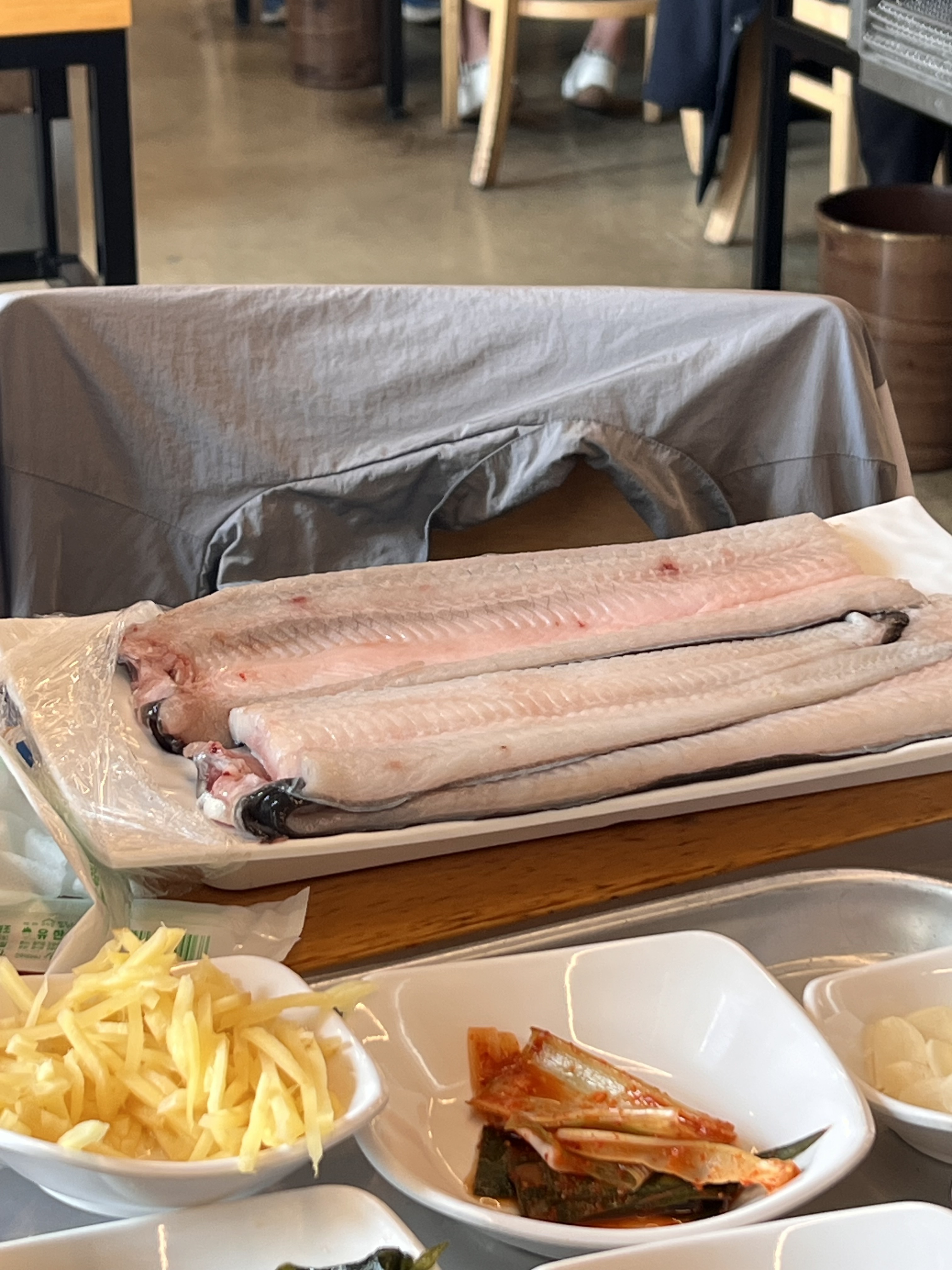 어버이날 맞이해서 장어먹으로 다녀왔어요. 들어와서 사람 많은거 보고 맛집이 맞구나 생각했구