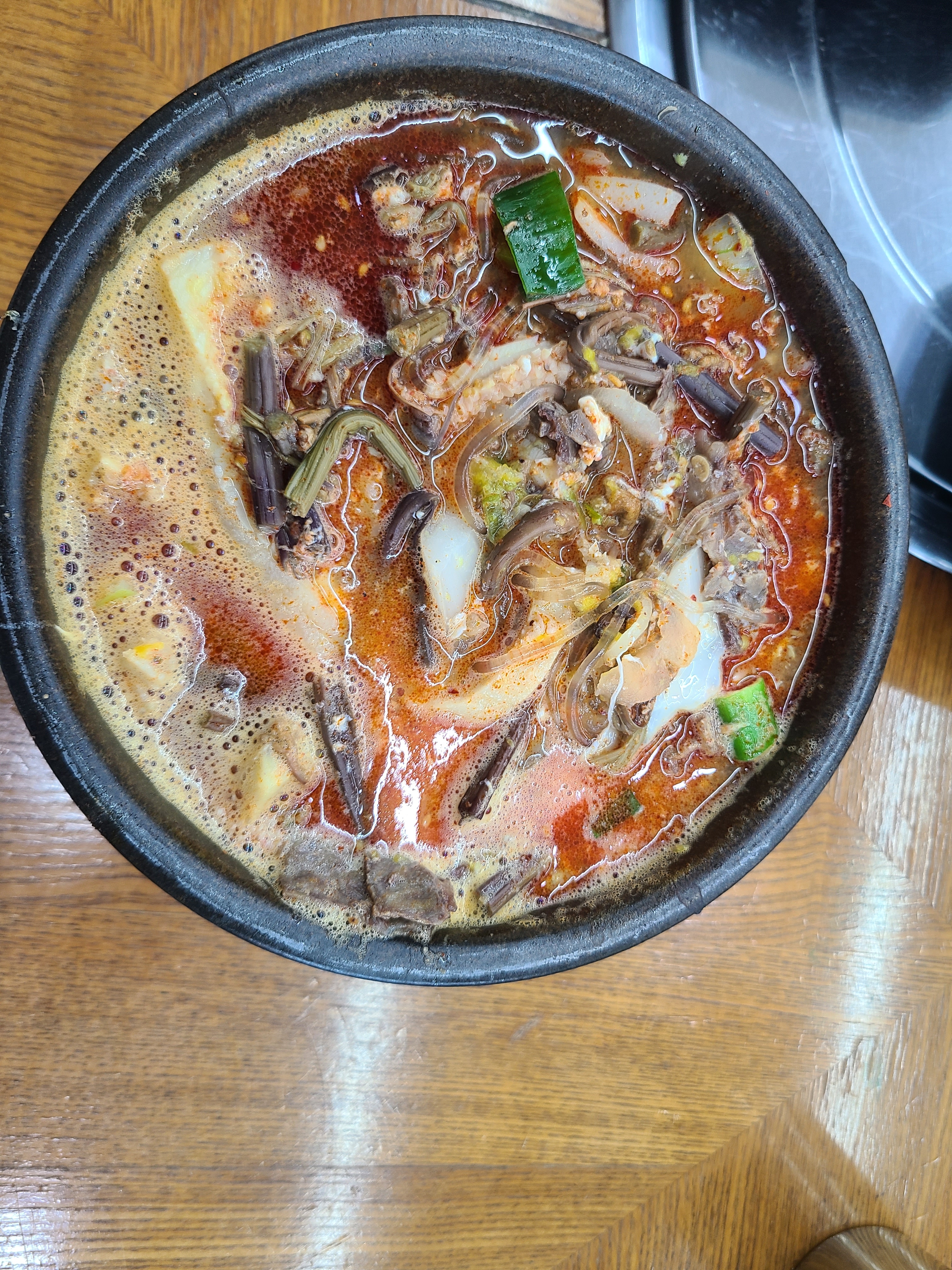 독특한 해장국의 맛이 느껴져요. 반찬도 맛나네요. 양이 많은데 맛있어서 다 먹게되네요 ㅎ~
