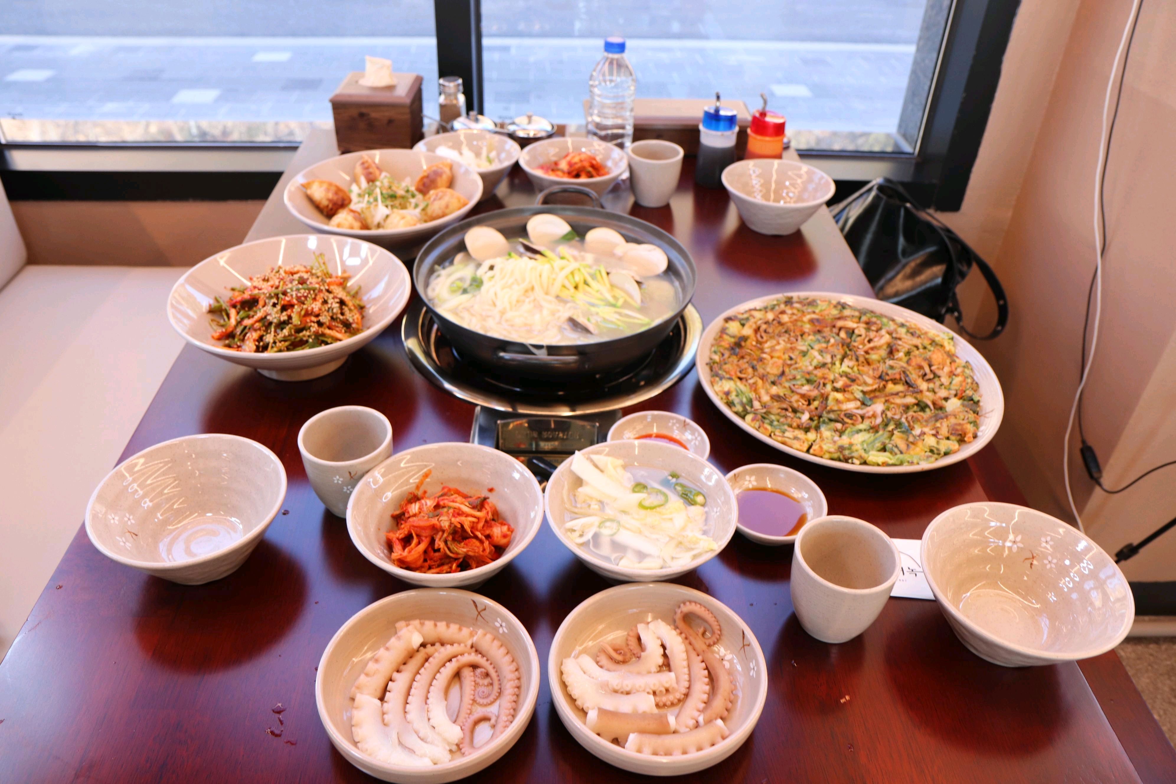 백합 칼국수 진짜 맛있어요~ 면발이 쫄깃하고 국물도 시원해서 정말 만족했어요 양이 적당해서
