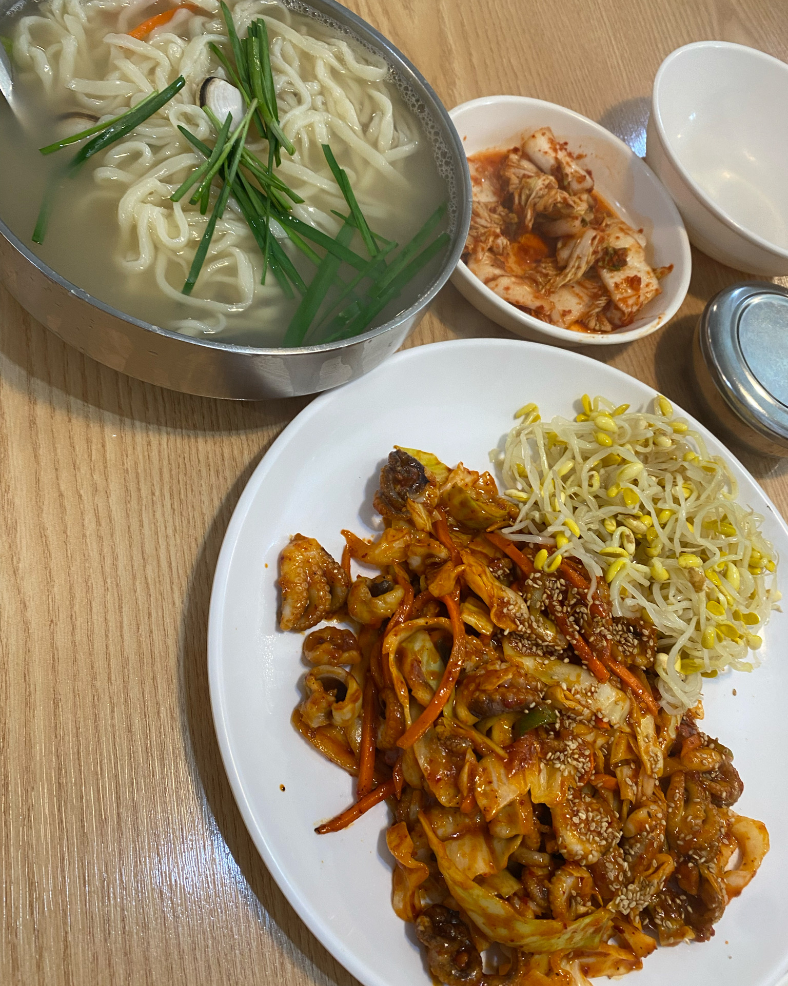 맛집답게 사람많네요^^ 맛있게 잘 먹고 갑니다!!! - 대전 맛집 온천칼국수