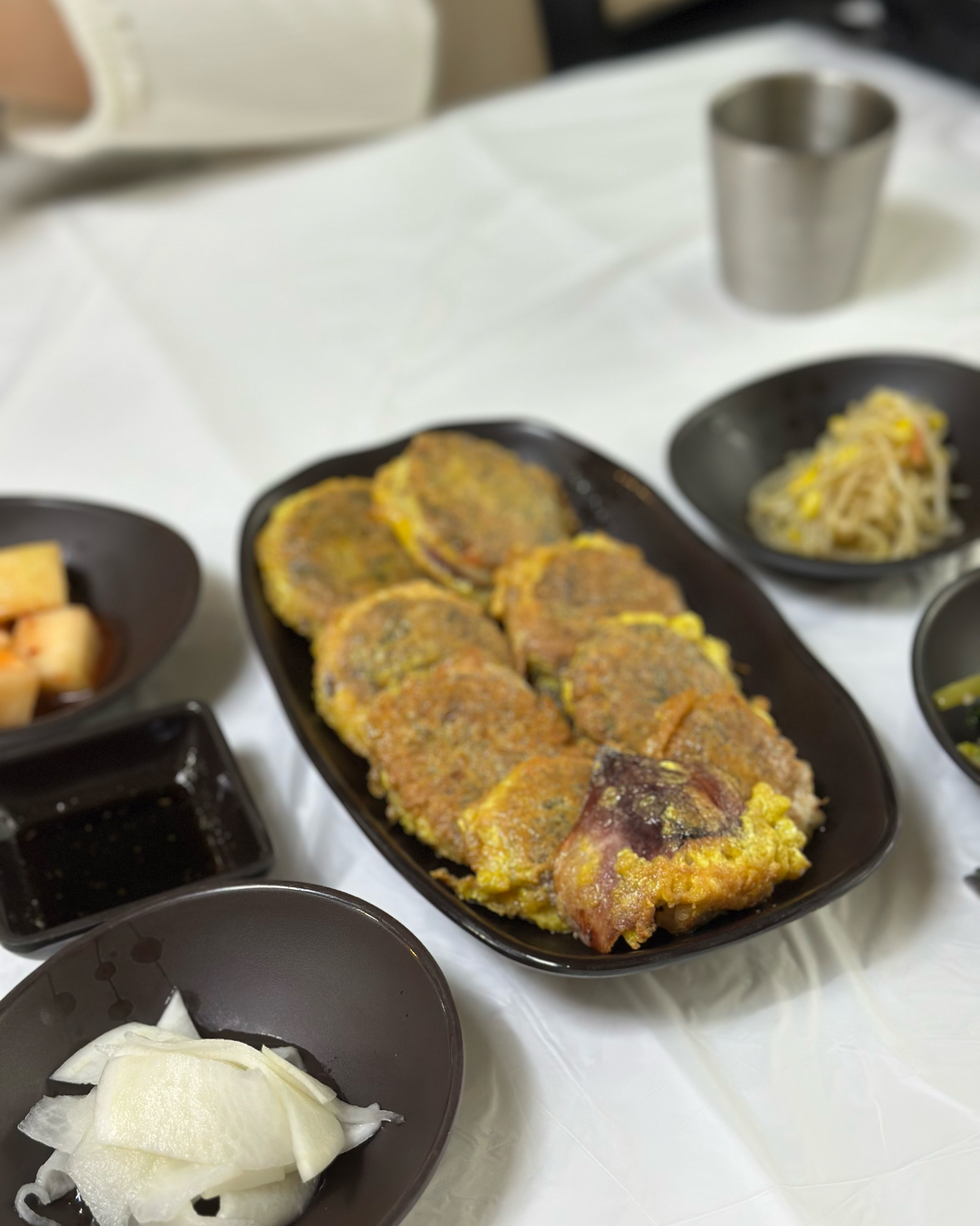 옹심이와 오징어순대 먹었는데 밑반찬이 다 너무 맛있어서 공기밥을 안 시킬 수가 없엇어요.