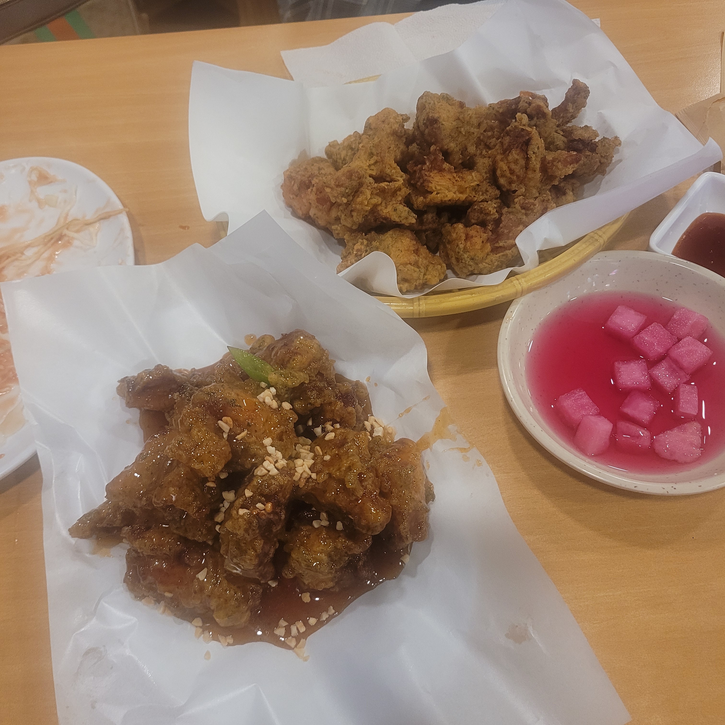 매장안에 넓고 좋아요! 바로나오니깐 야채치킨 너무맛있음 ㅎㅎ - 인천 맛집 신포야채치킨 신포시장본점