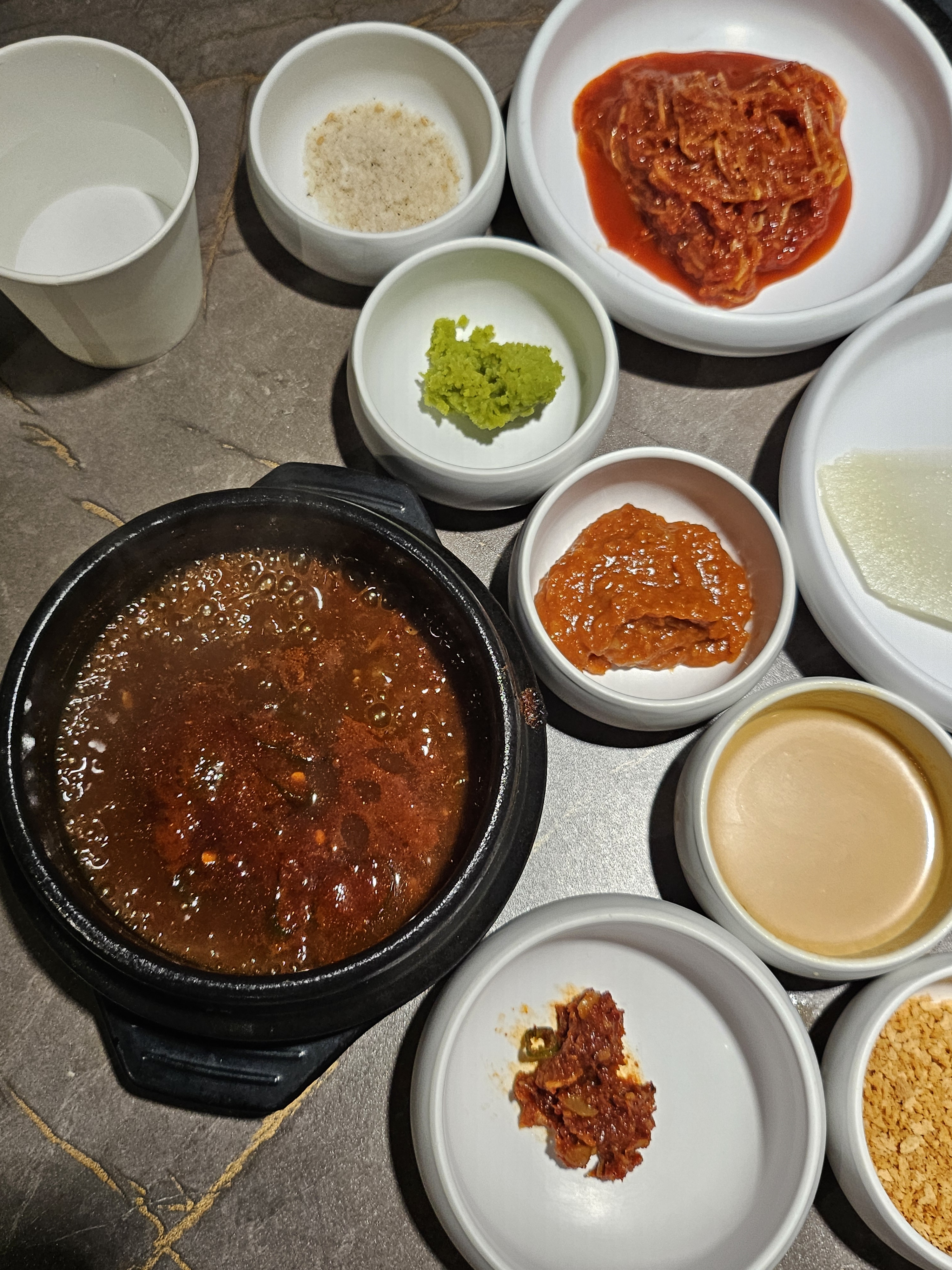 고기가 도톰하고 맛있어요! 같이 먹을 소스도 많아서 좋아요~~ - 제주 맛집 돈도칸 연동흑돼지