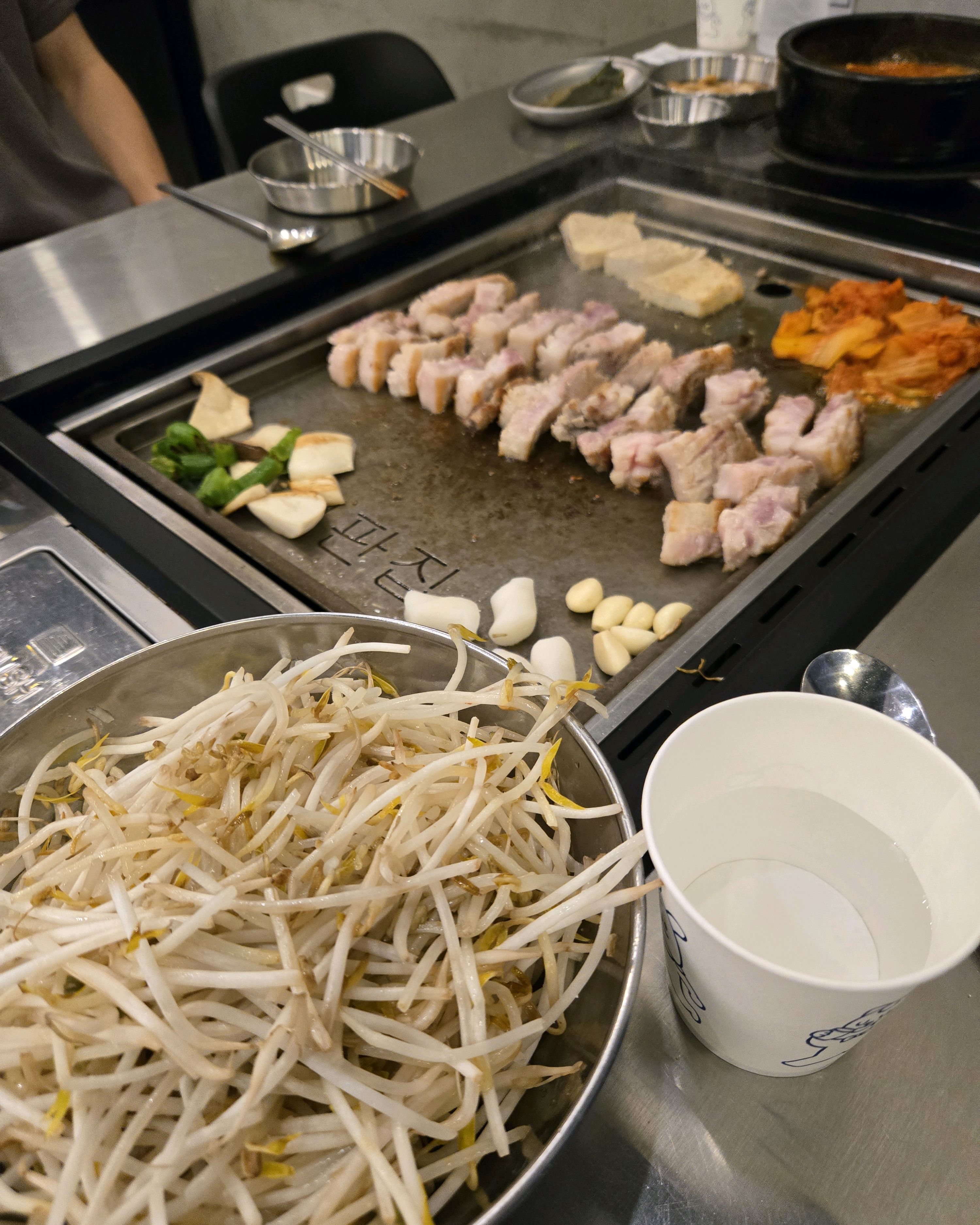 널찍한 철판에 두툼한 고기를 직접 구워줘요. 숙주도 구워주고 김치도 구워주고 두부도 구워주