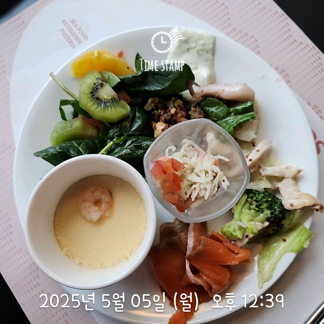 9접시 먹고왔어요ㅎㅎ 카톡 플친 추가하면 인당 샐러드바 할인쿠폰 받을 수 있으니 참고하시구