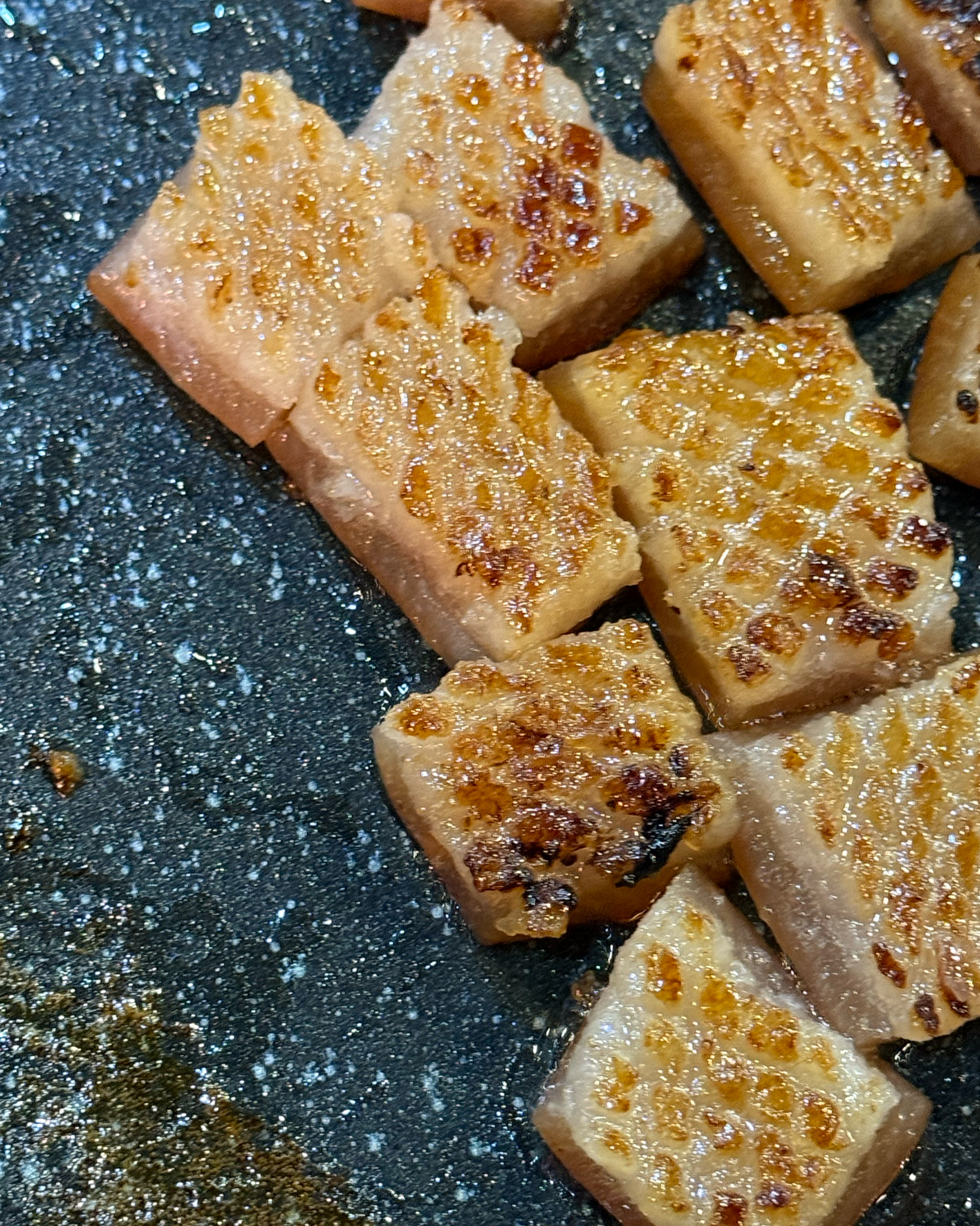 고기 진짜 맛있고 신선하고 반찬 , 찌개 , 사이드메뉴 어느 하나 빠지는거 없이 진짜 다