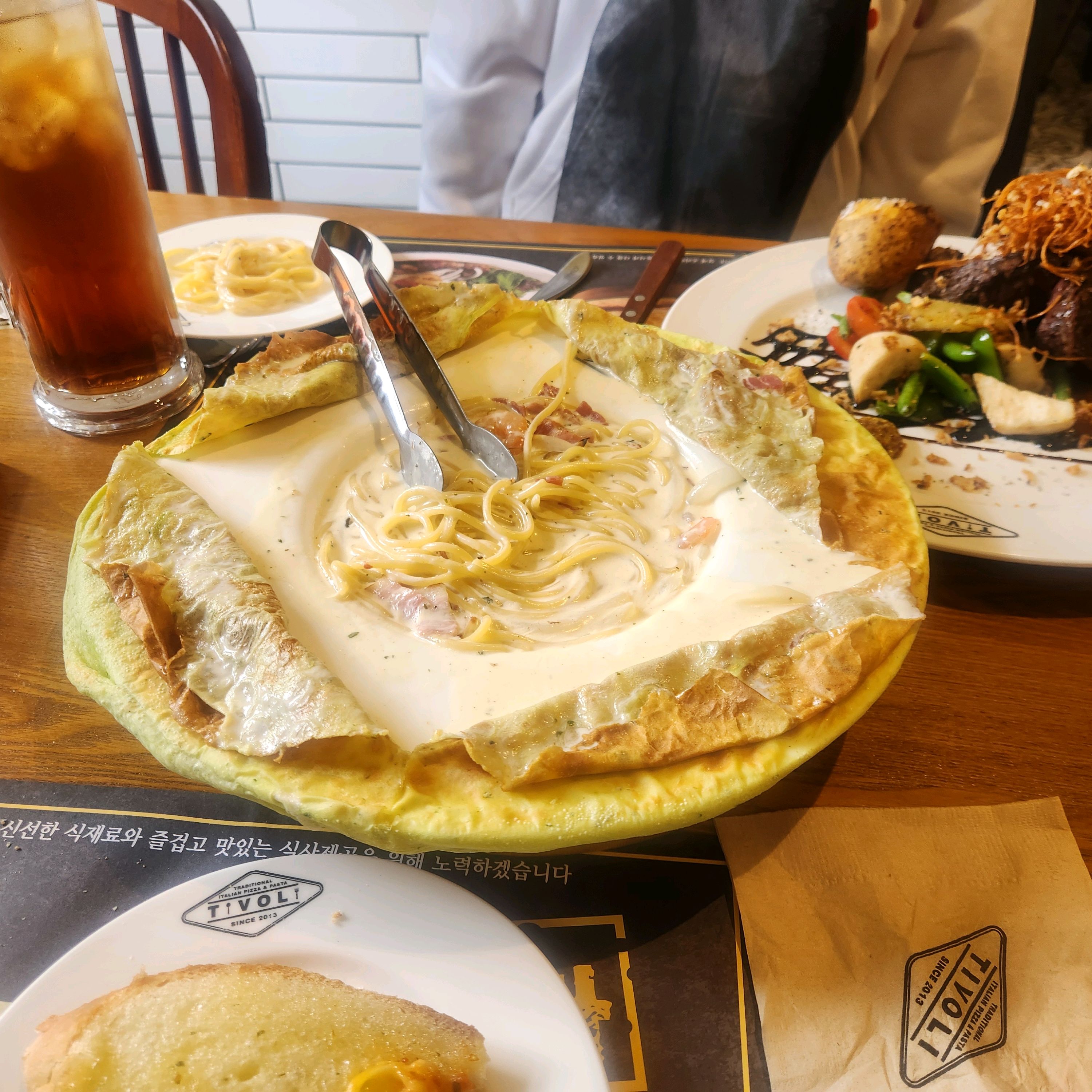 크림파스타 너무 신기하고 맛있고 안심 스테이크도 부드럽고 맛있어요~^^! - 불당동 맛집 티볼리 불당점