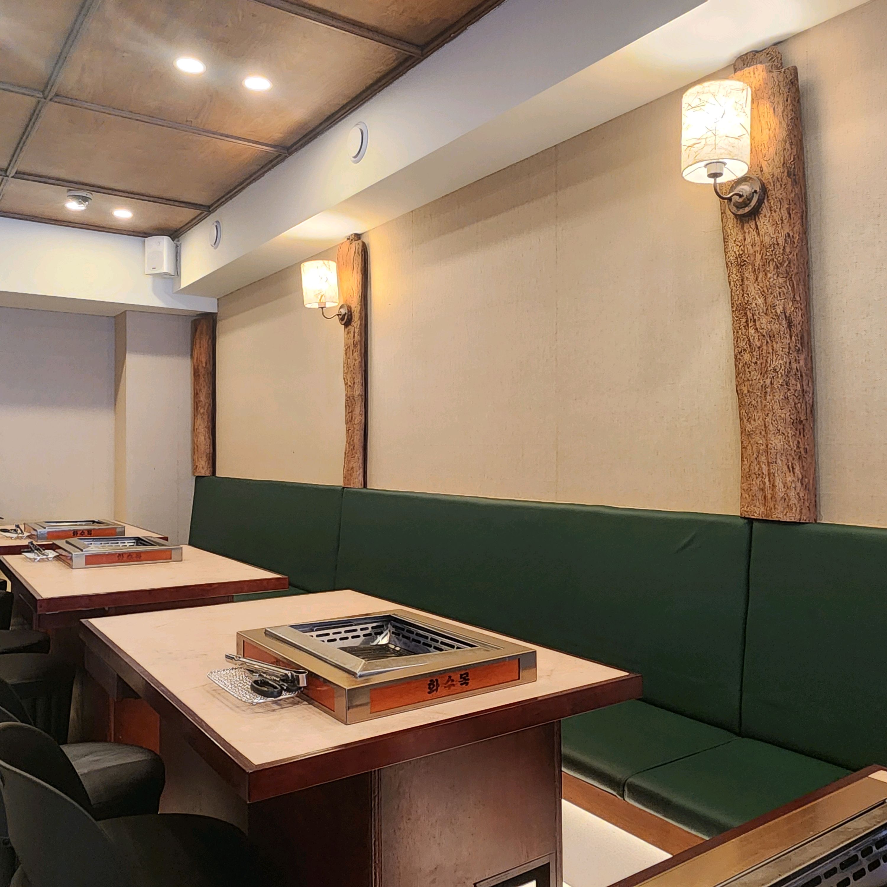 여자친구랑 제주여행와서 처음으로 온 집입니다! - 제주 맛집 화수목보리짚불구이 연동점