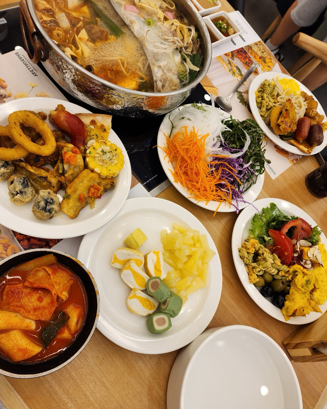 부모님과 방문한 첫 샤브올데이였는데 맛있게 잘 먹고 갑니당 채소나 고기도 질이 좋고 샐러드