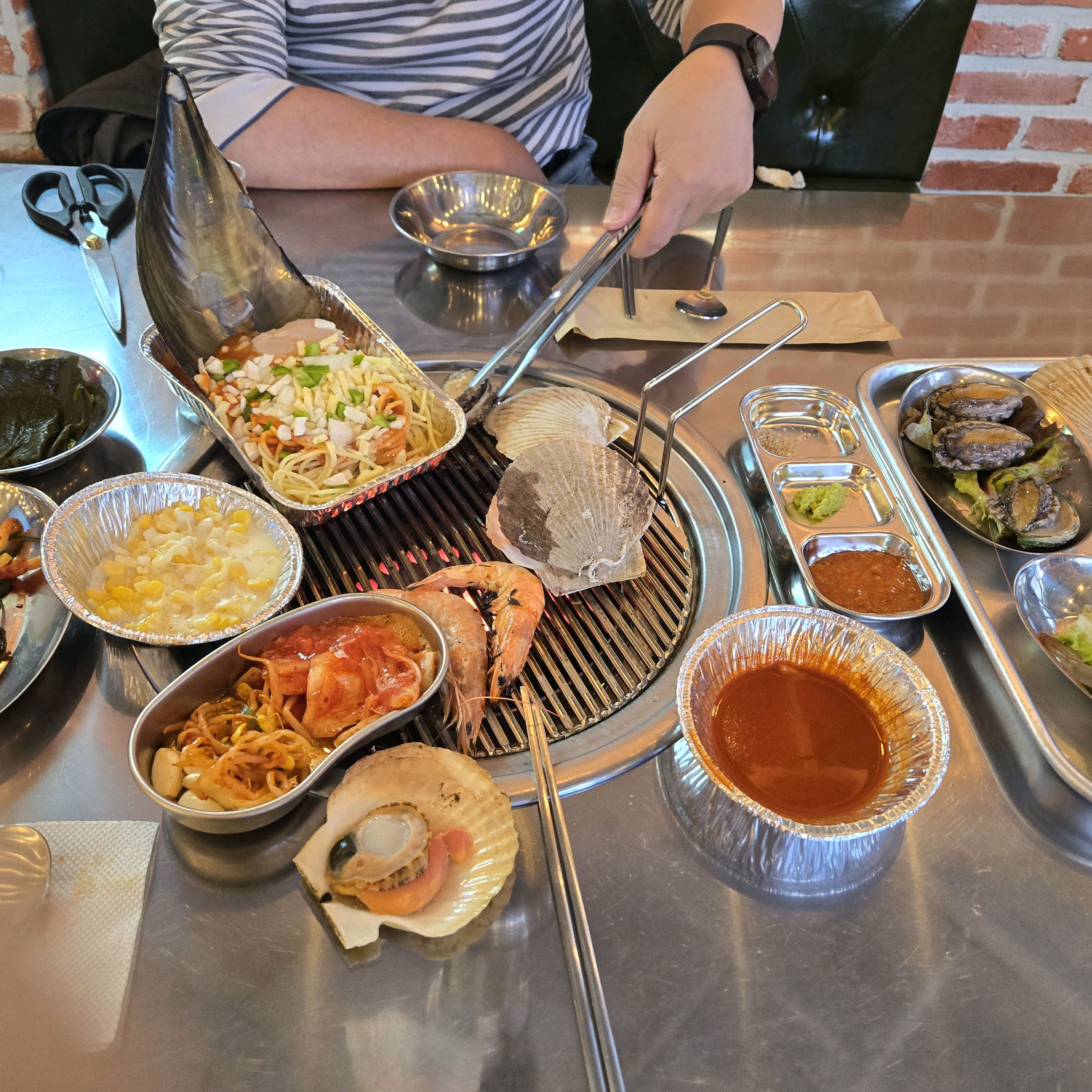 집근처에 싱싱한 해물과 인테리어도 깔끔한곳이 생겨서 자주이용할것같아요 담번엔 육해셋트로고고