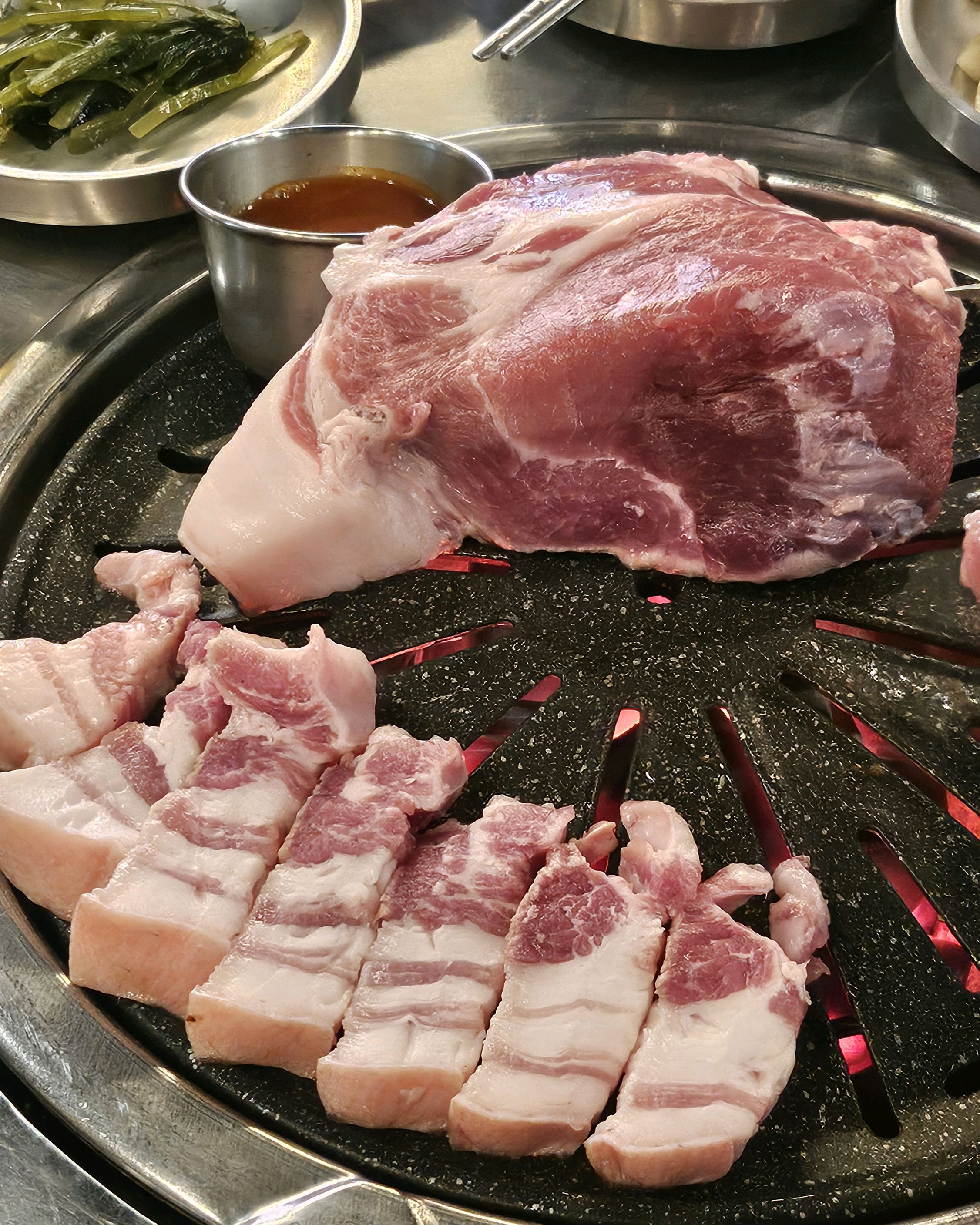 흑돼지 두께보고 놀랬어요 ! 현지인 추천으로 방문했는데 아주 만족했습니다 ! 웨이팅도 계속