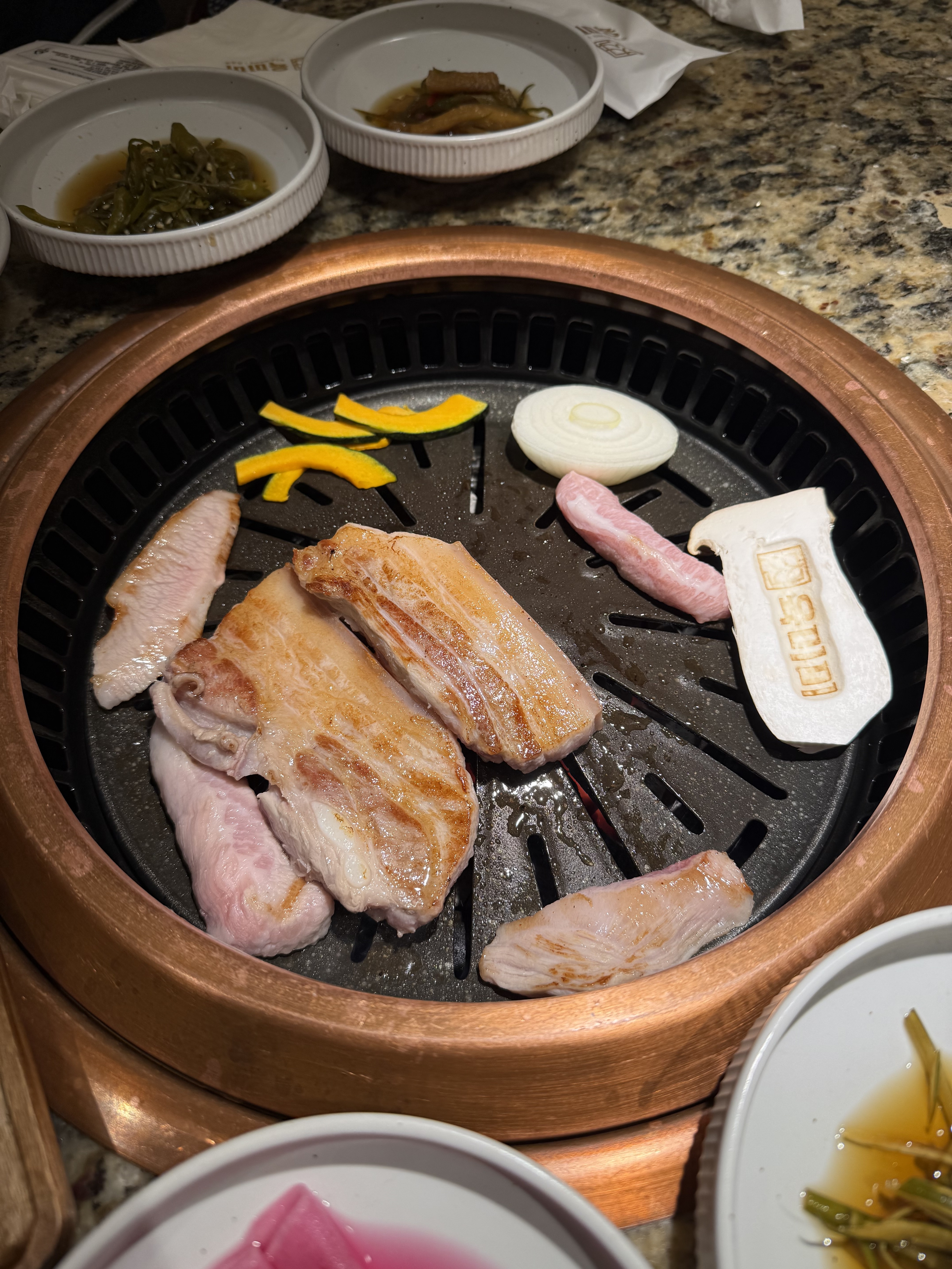 지인한테 추천 받아서 온 곳이었는데 너무 좋았어서 재방문합니다~~ 고기도 직접 구워주시고
