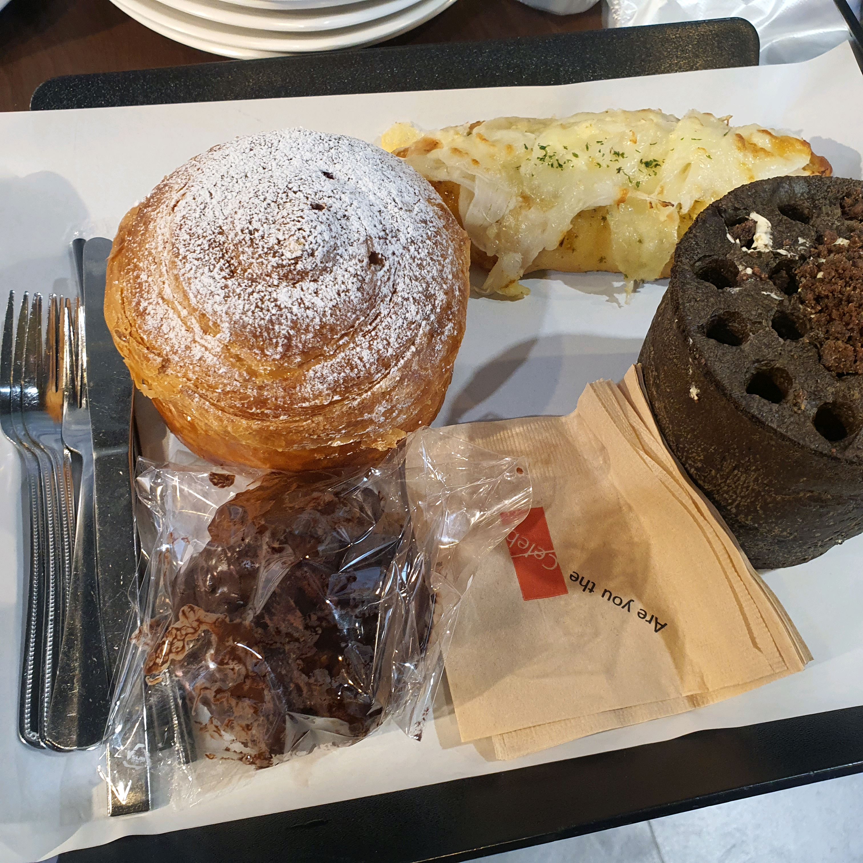 야외공간이 진짜 멋있고 빵도 맛있어요! 저번에 인절미 연탄빵을 먹었는데 크림도 부드럽고 맛